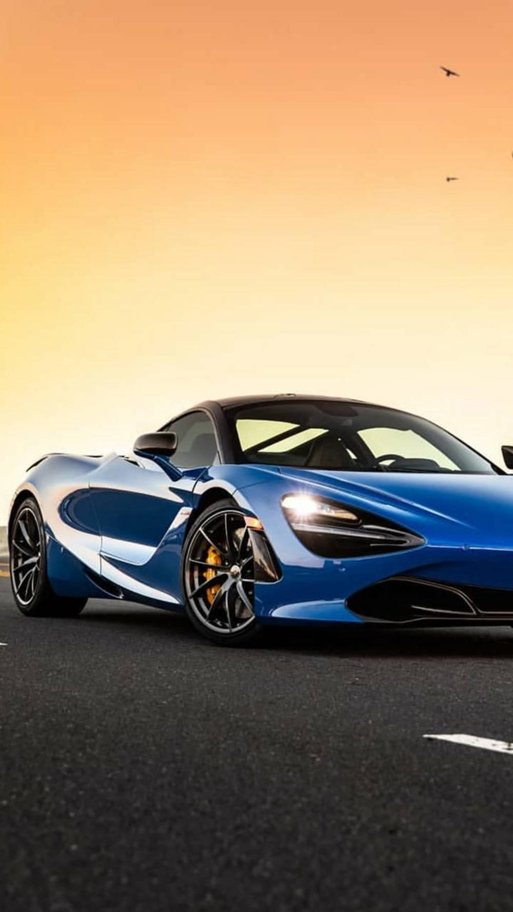 McLaren 720S albastru la apus de soare pentru telefon Fundal