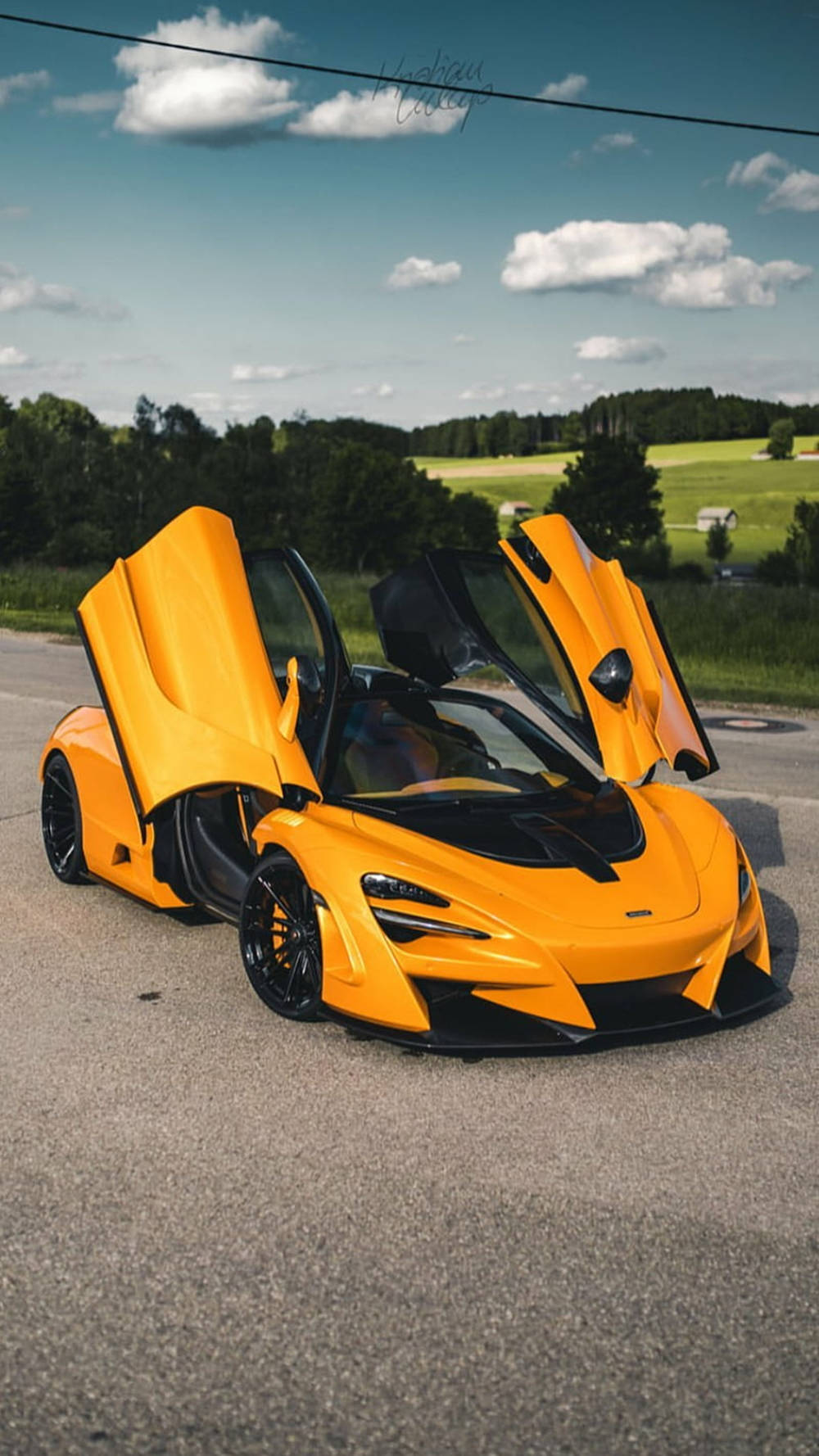 McLaren 720S galben cu uși deschise pentru telefon Fundal