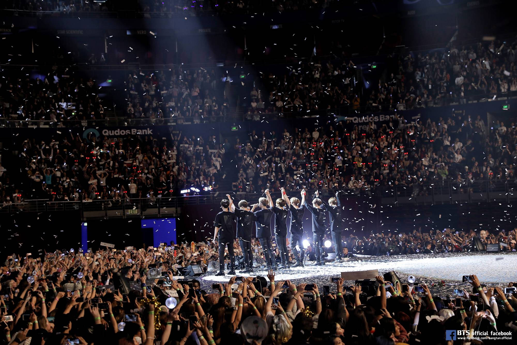 Membrii BTS la concertul Love Yourself Fundal