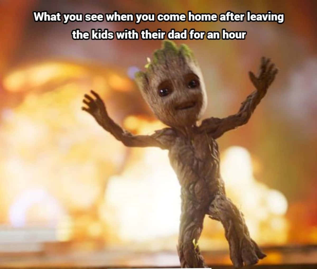 Meme amuzant Marvel cu Groot din Gardienii Galaxiei la explozie Fundal