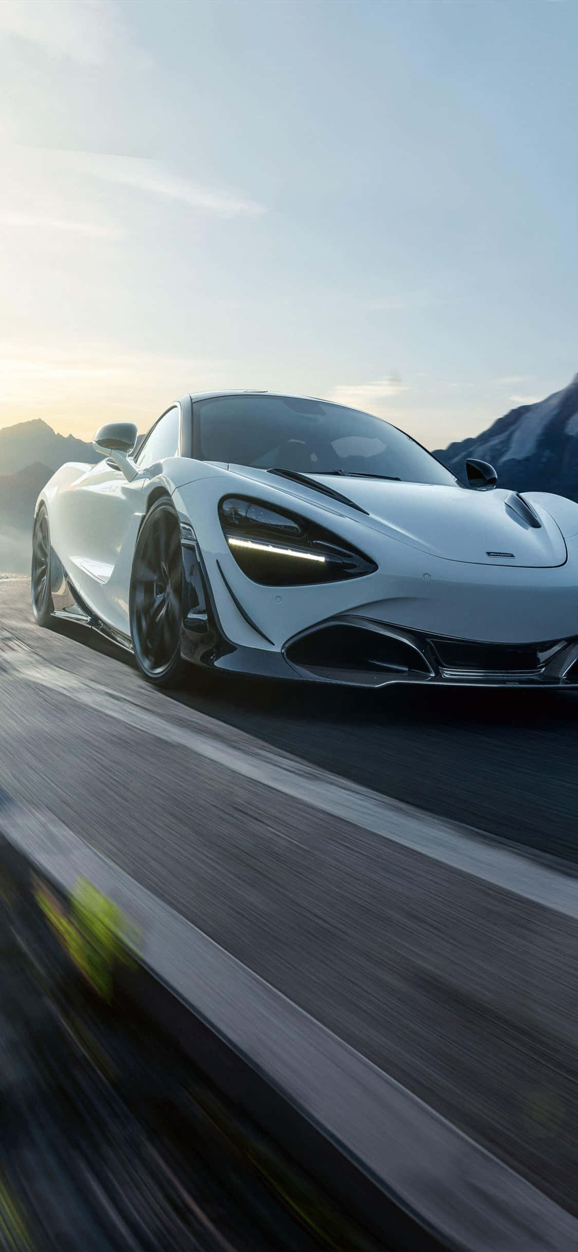 Călătorind cu stil în iPhone XS în McLaren 720S Fundal