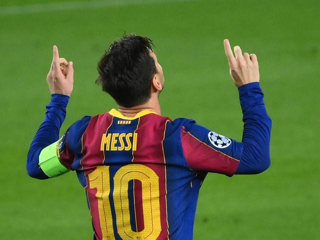 Messi 2021 Arătând Spre Cer Fundal
