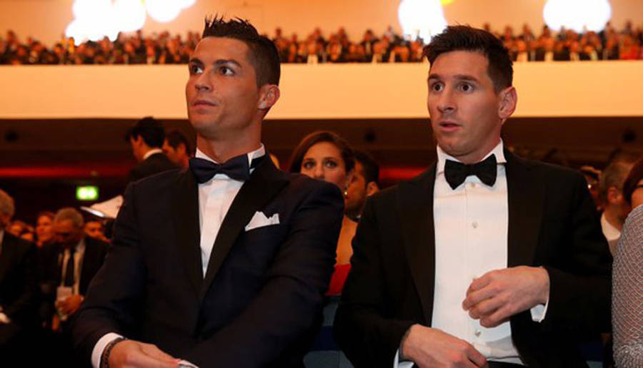 Messi și Ronaldo așezați 4K Fundal