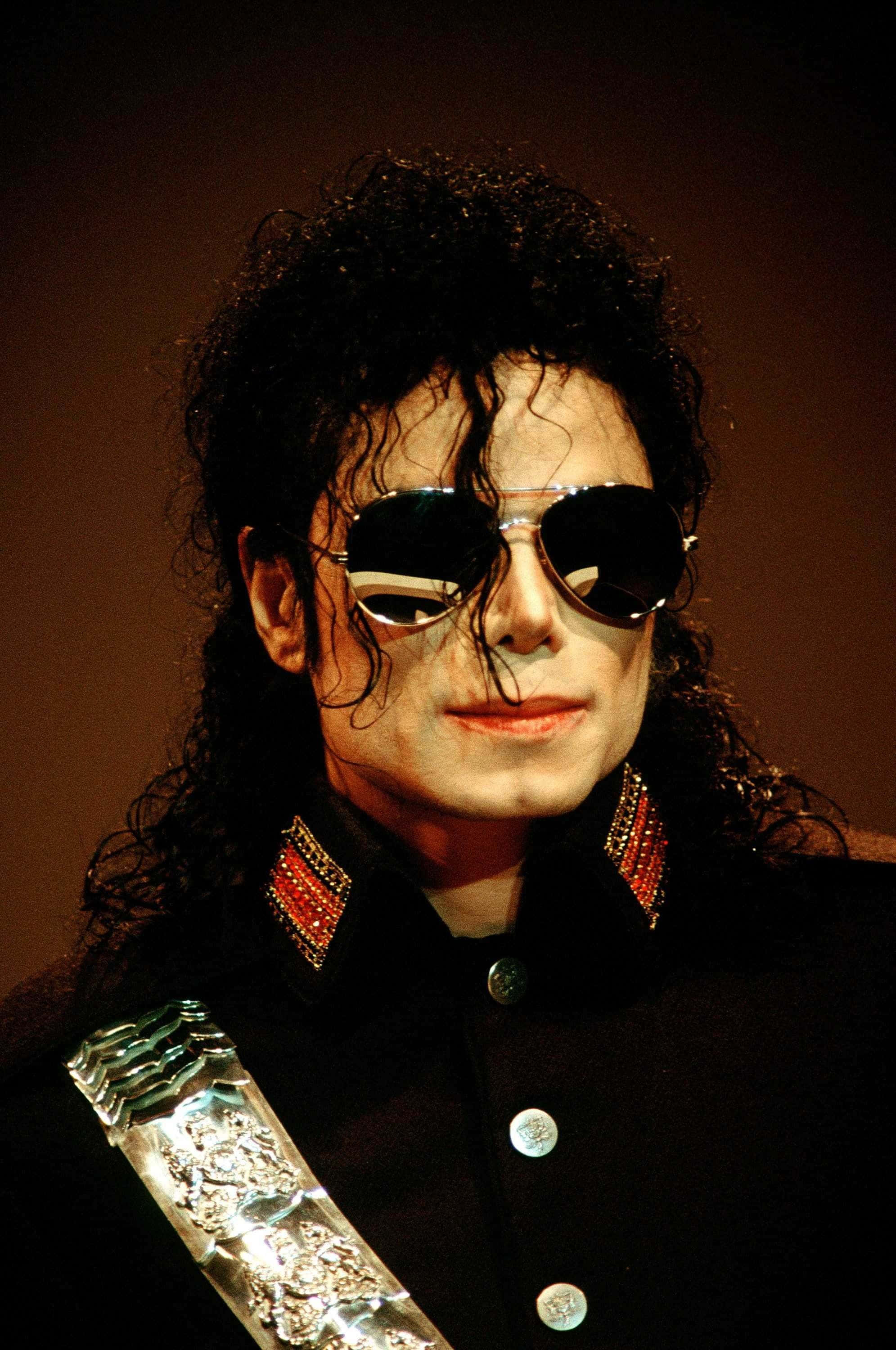 Michael Jackson în poza iconică din performance-ul din 1991 Fundal
