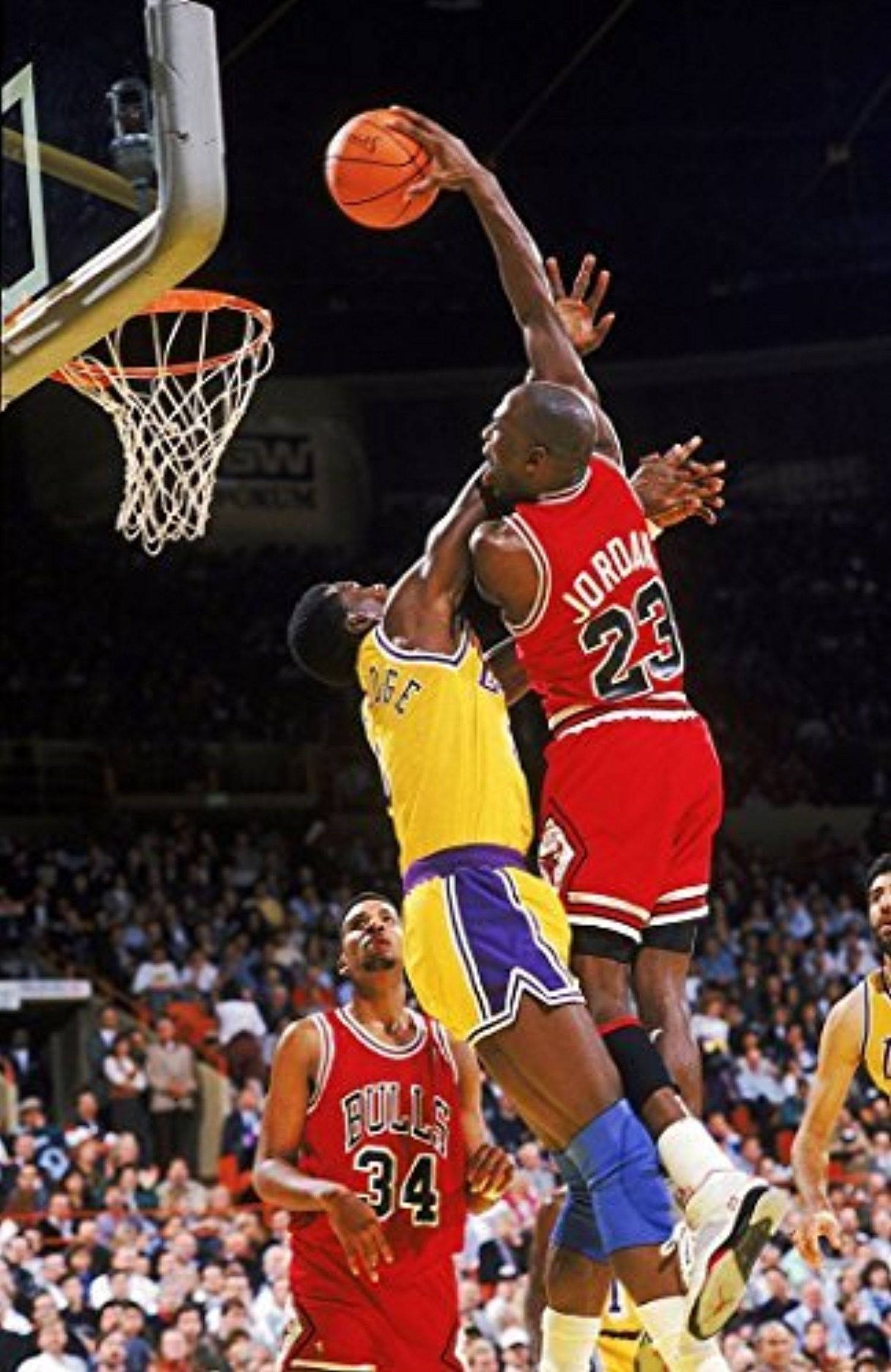 Michael Jordan conducând spre coș pentru un dunk puternic Fundal
