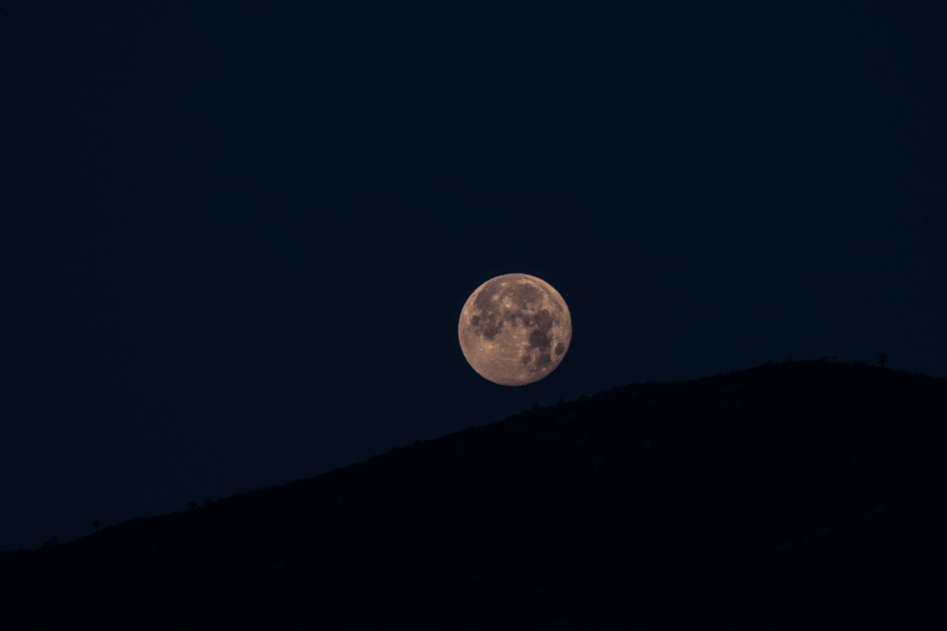 Lună plină strălucind puternic deasupra dealurilor. Fotografie minimalistă cu luna și zonele înalte. — Luna Fundal