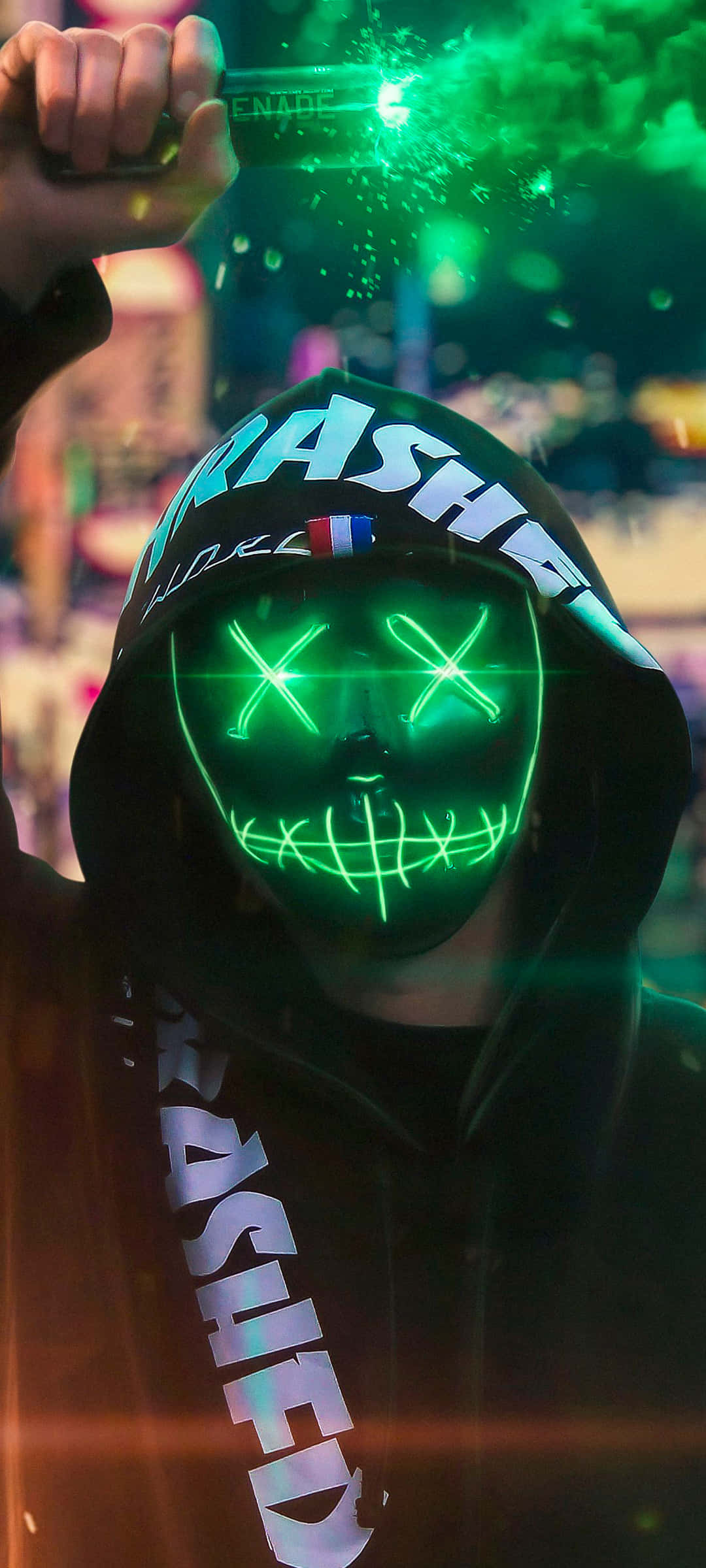 Misteriosul bărbat cu mască neon învăluit în fum verde Fundal