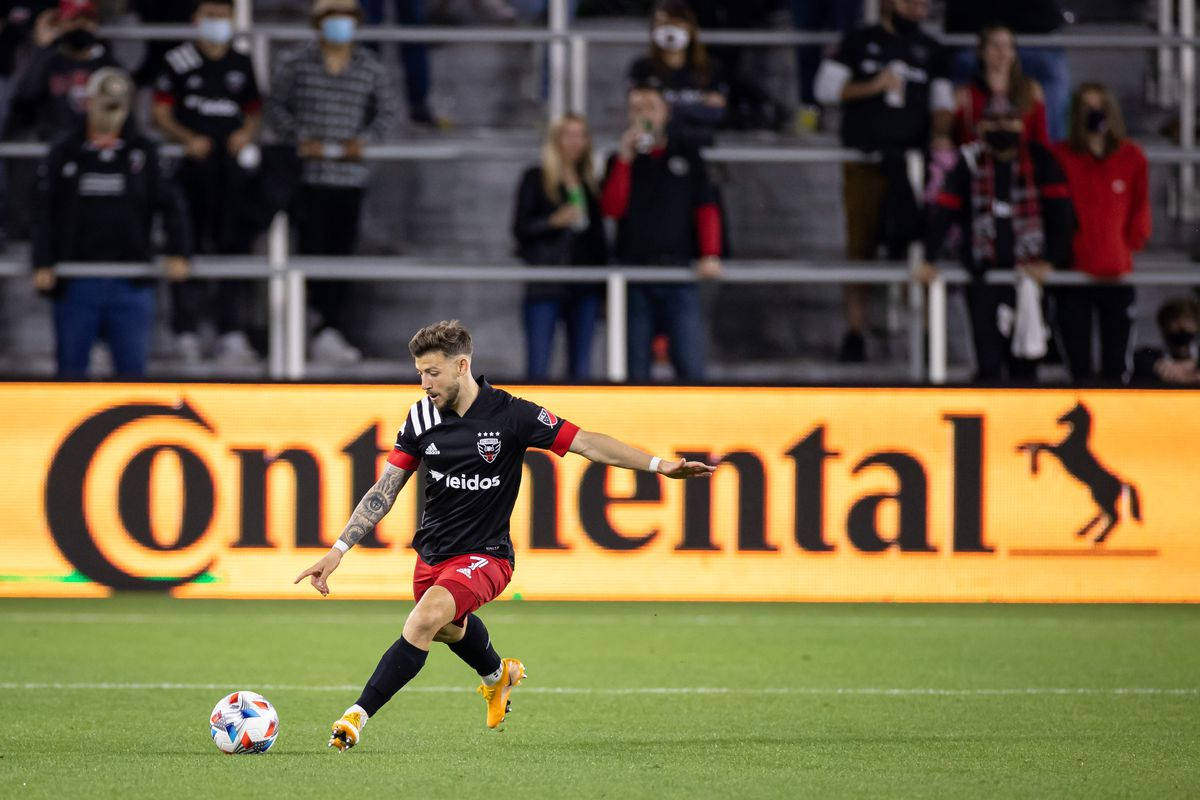 MLS DC United Paul Arriola pe terenul de fotbal Fundal