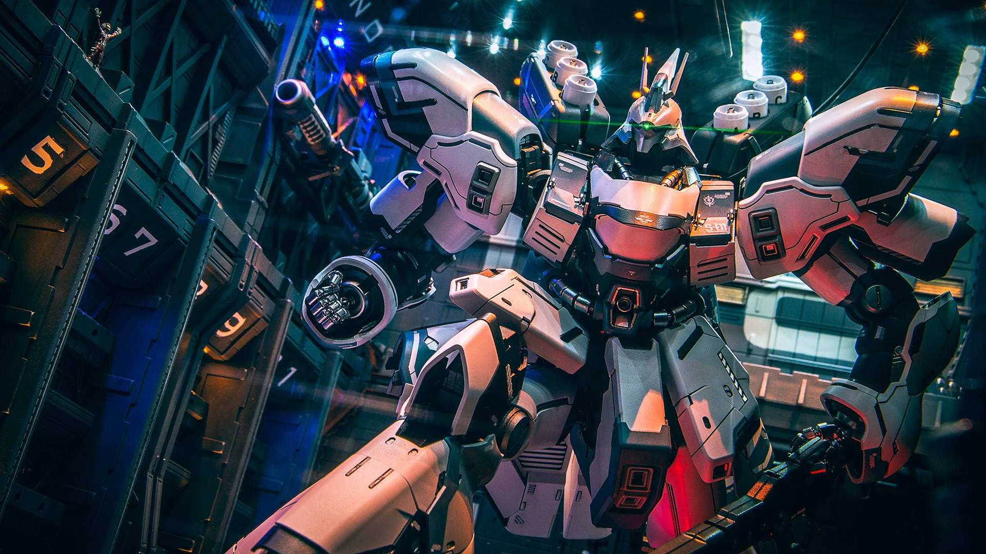 Mobile Suit Gundam cu o mitralieră Fundal