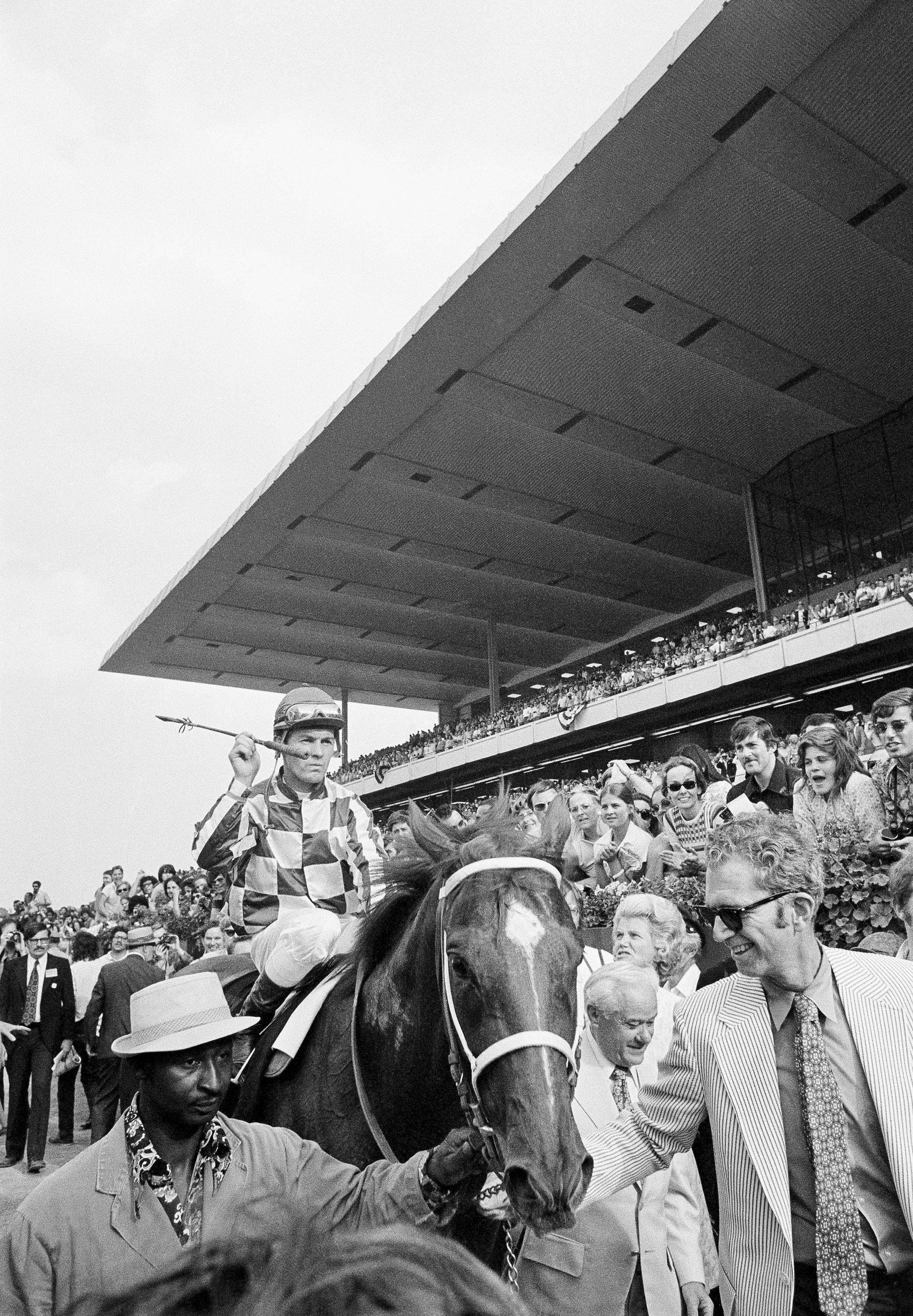 Moment de Triumf: Secretariat Câștigând o Cursă Fundal