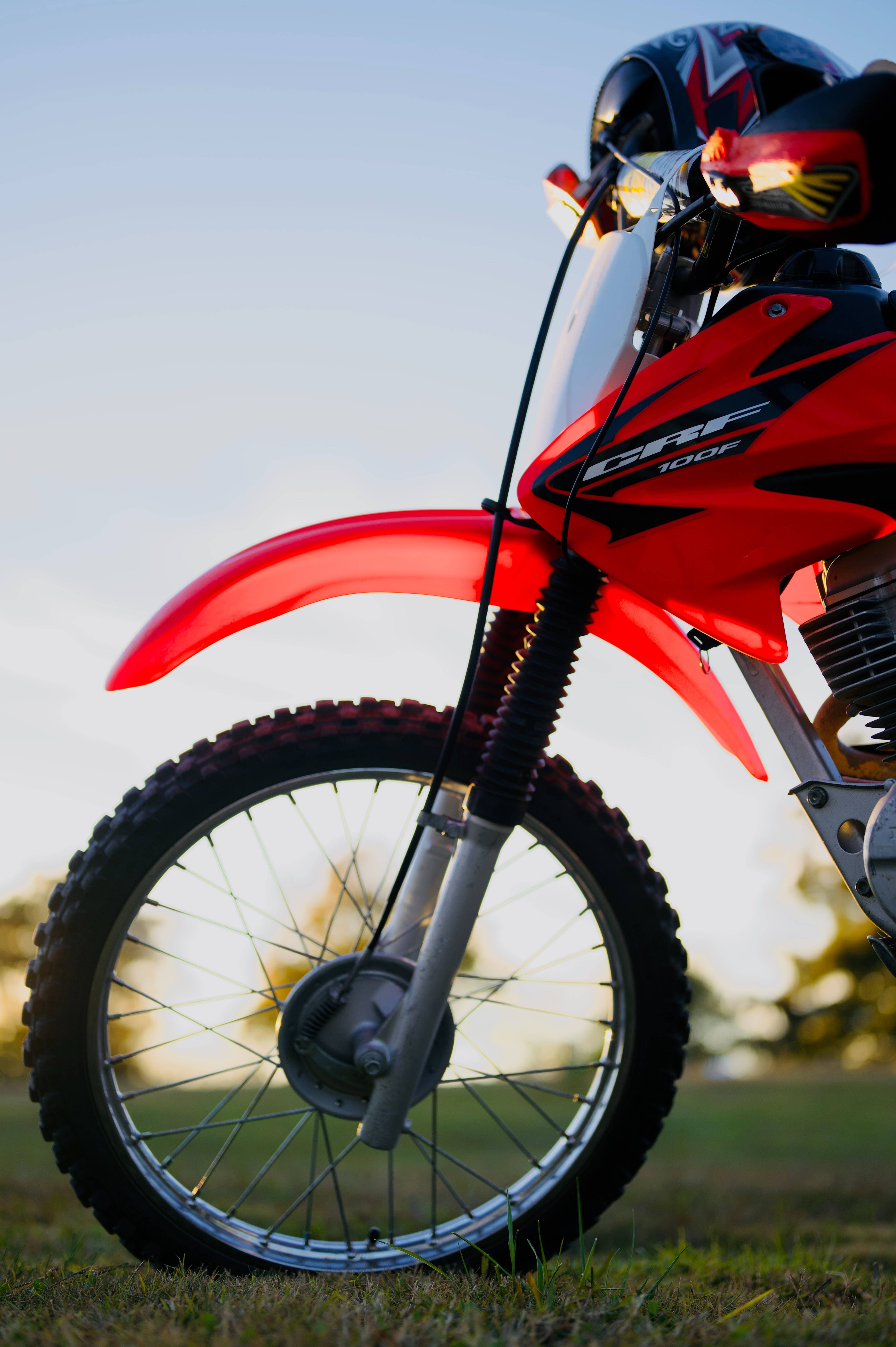 Motocicletă Roșie Honda CRF100 Fundal