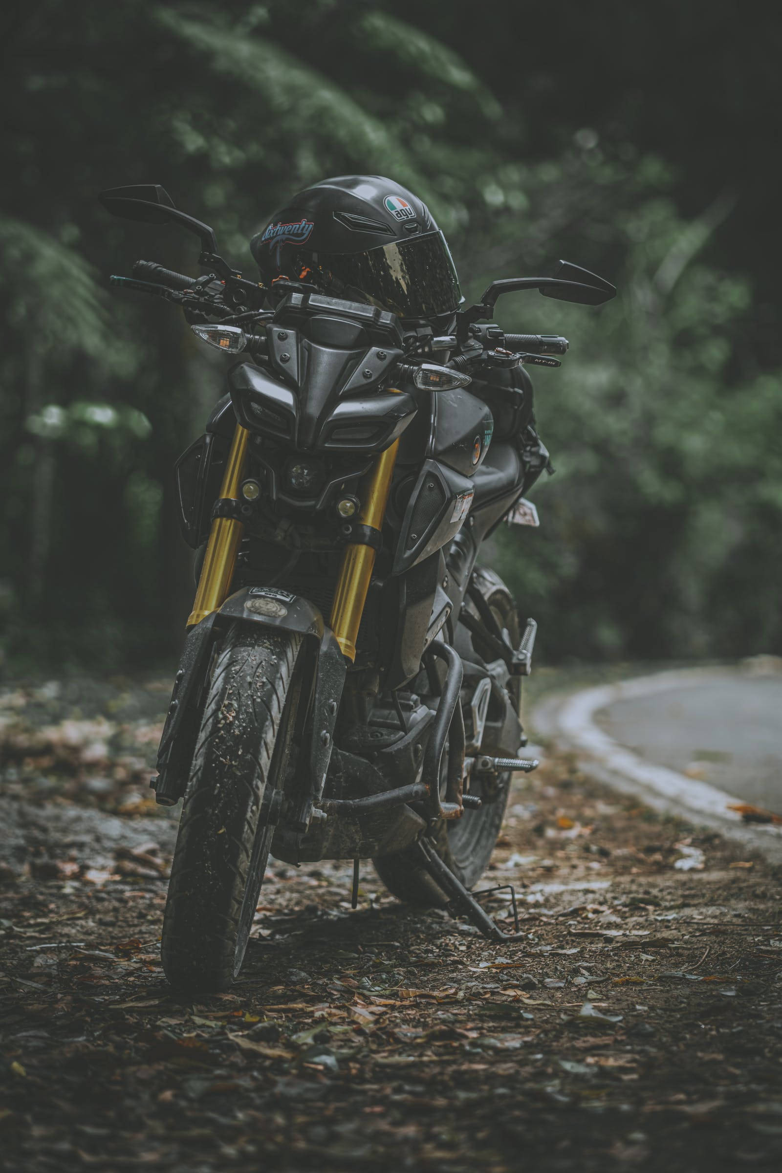 Motocicletă Yamaha MT 15 neagră estetică Fundal