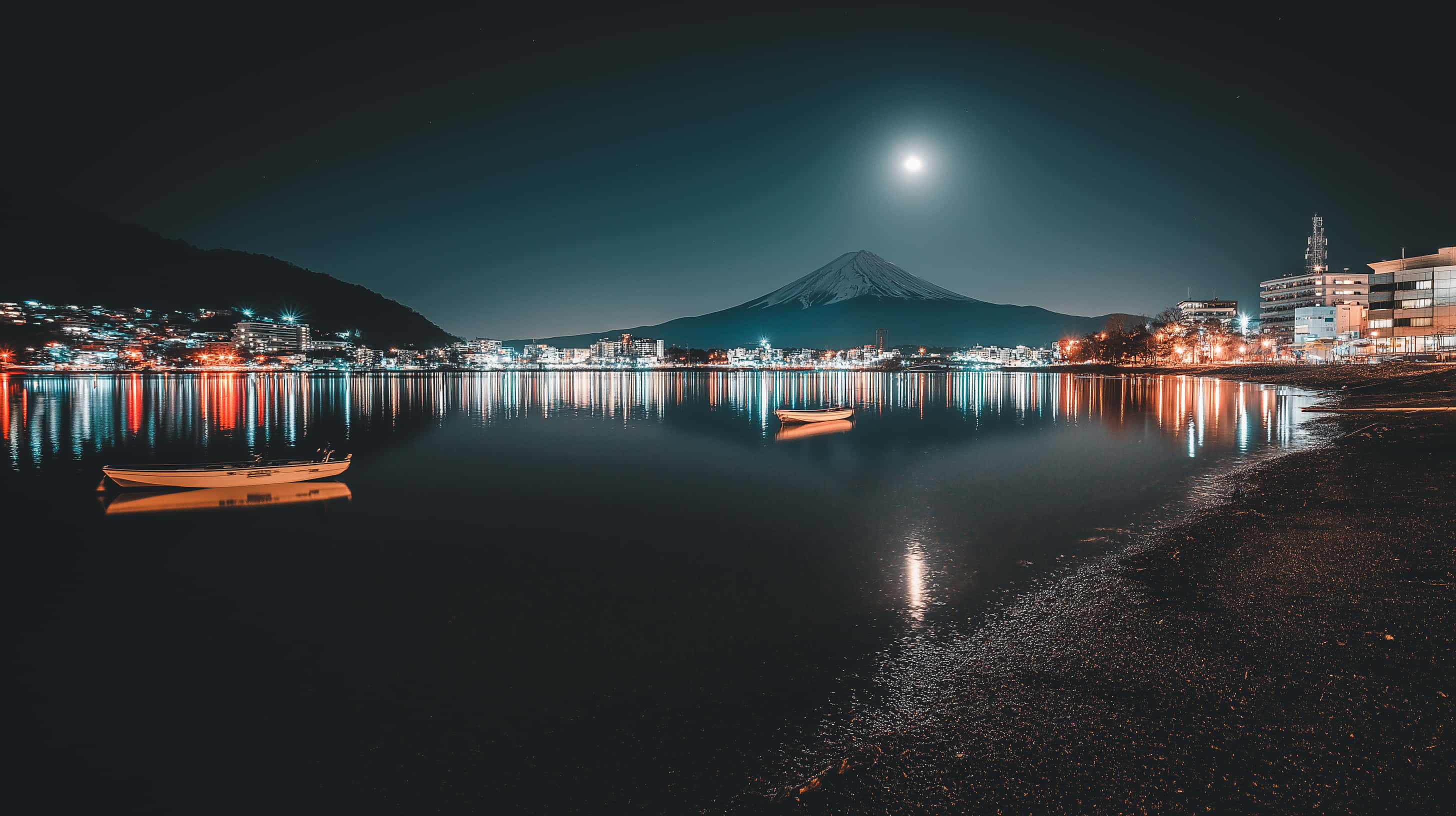 Muntele Fuji reflectat în lac cu lumini de oraș noaptea Fundal
