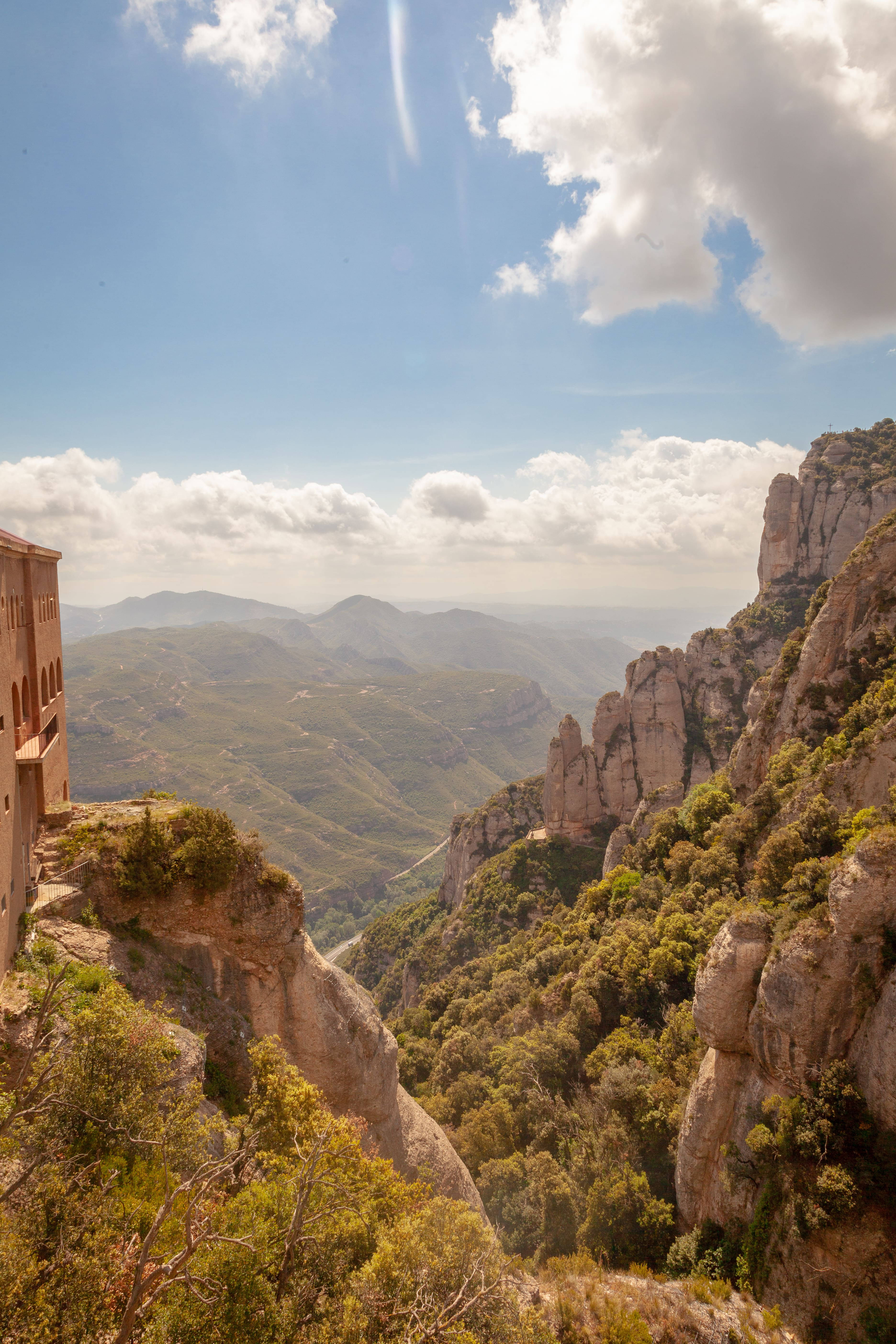 Munții păduroși Montserrat Fundal