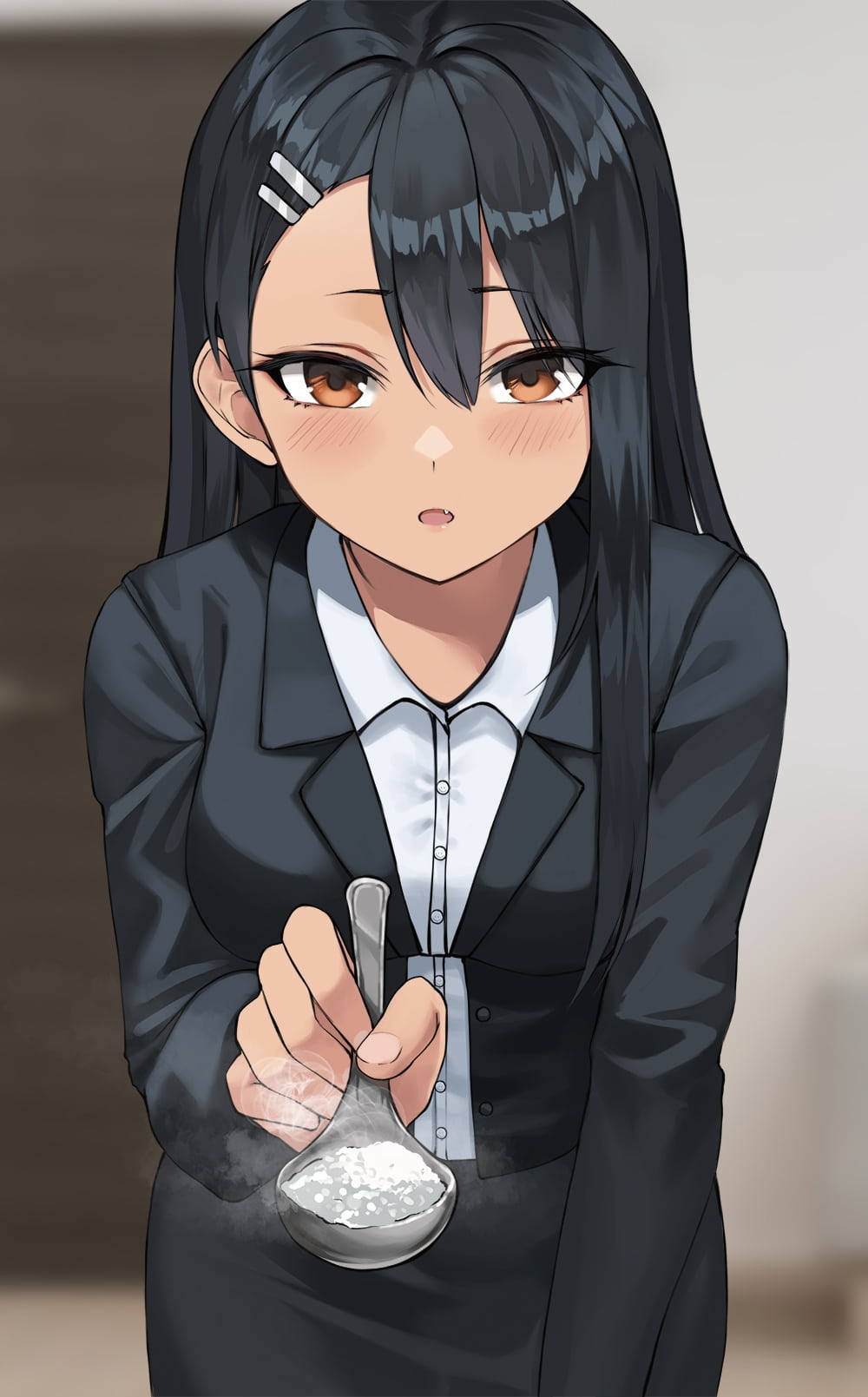 Nagatoro în costum negru Fundal