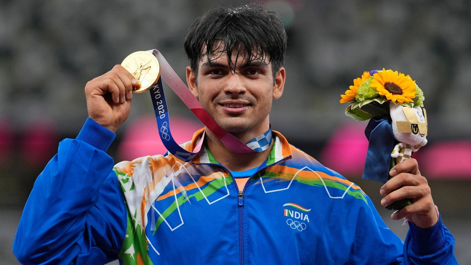Neeraj Chopra cu o medalie Fundal