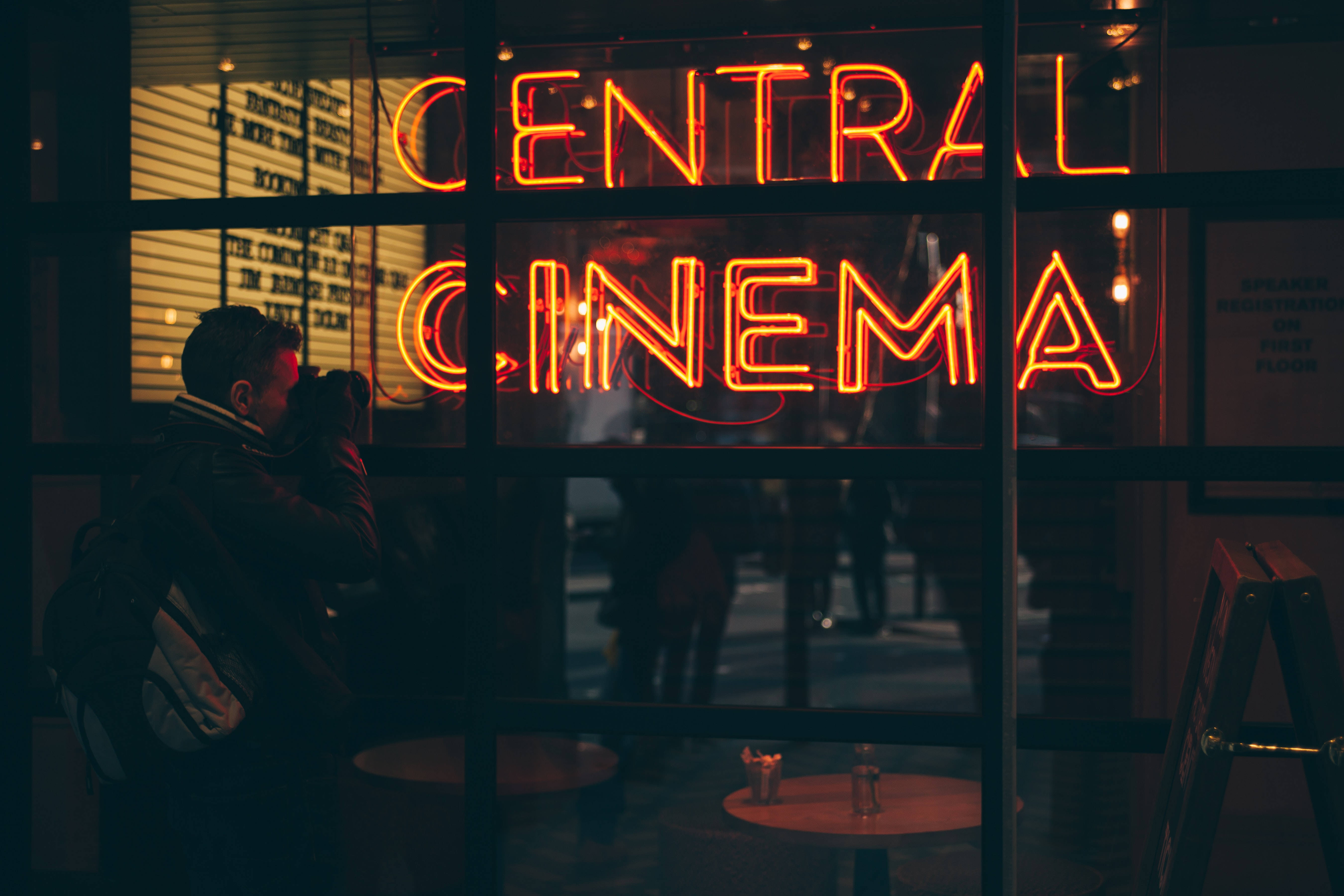 Neonul Cinematografului Central Fundal