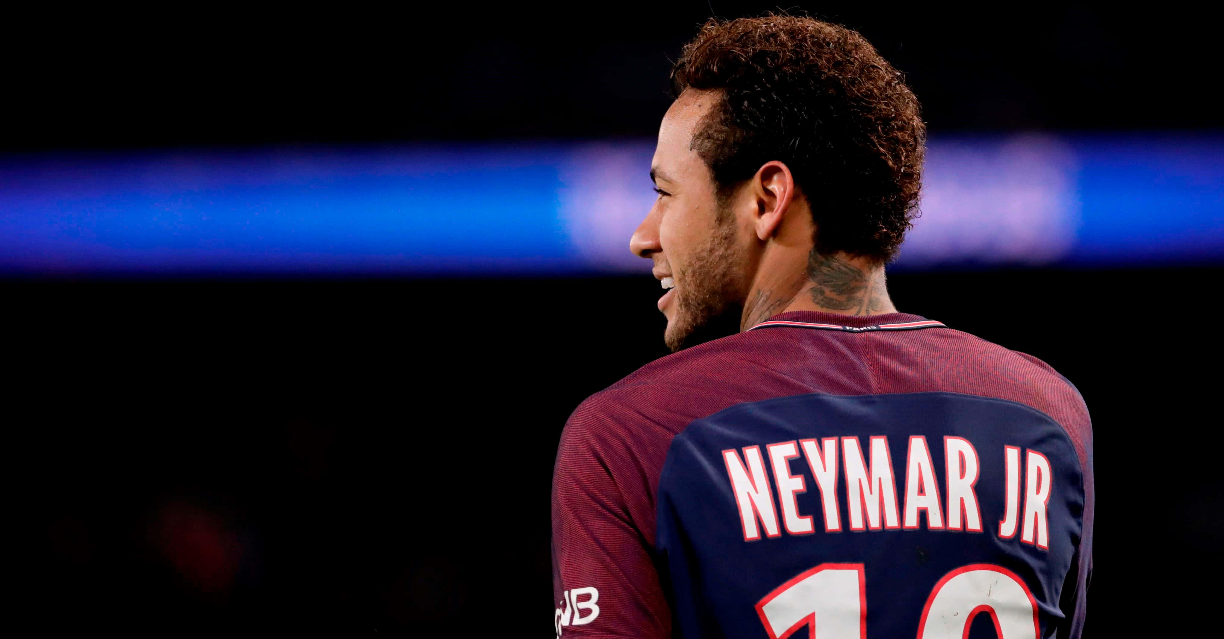 Neymar driblează mingea cu îndemânare și eleganță Fundal