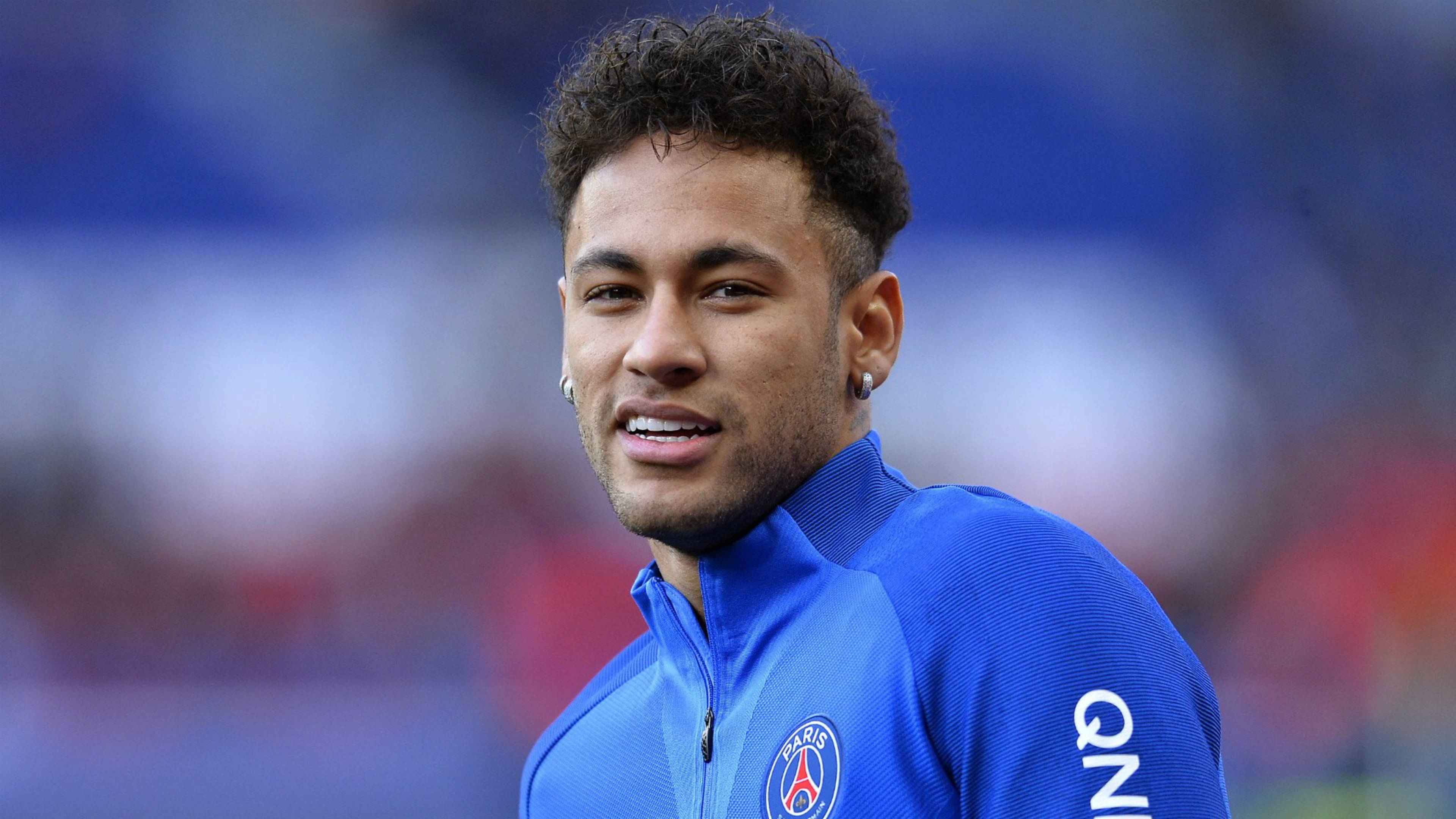 Neymar în geacă albastră 4K Fundal