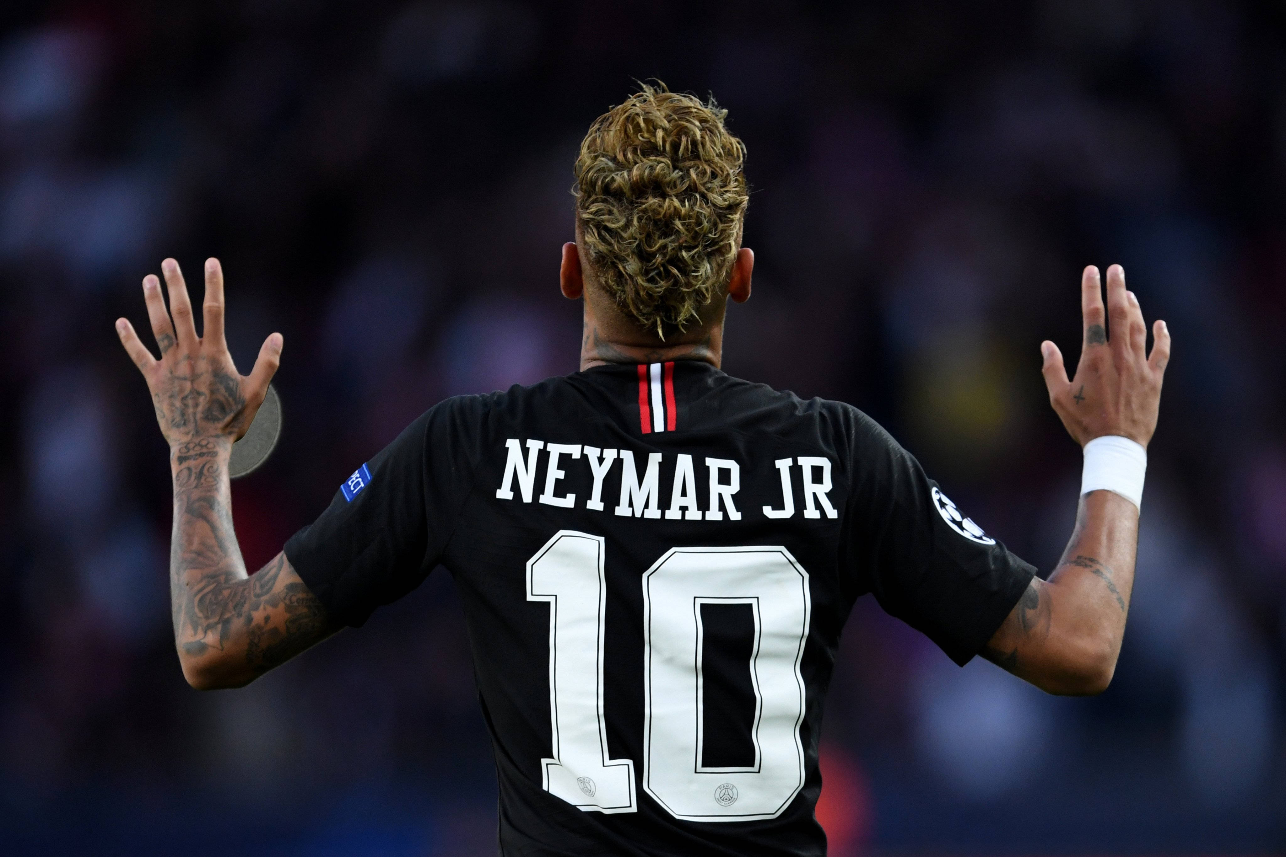 Neymar Jr cu mâinile sus cool Fundal