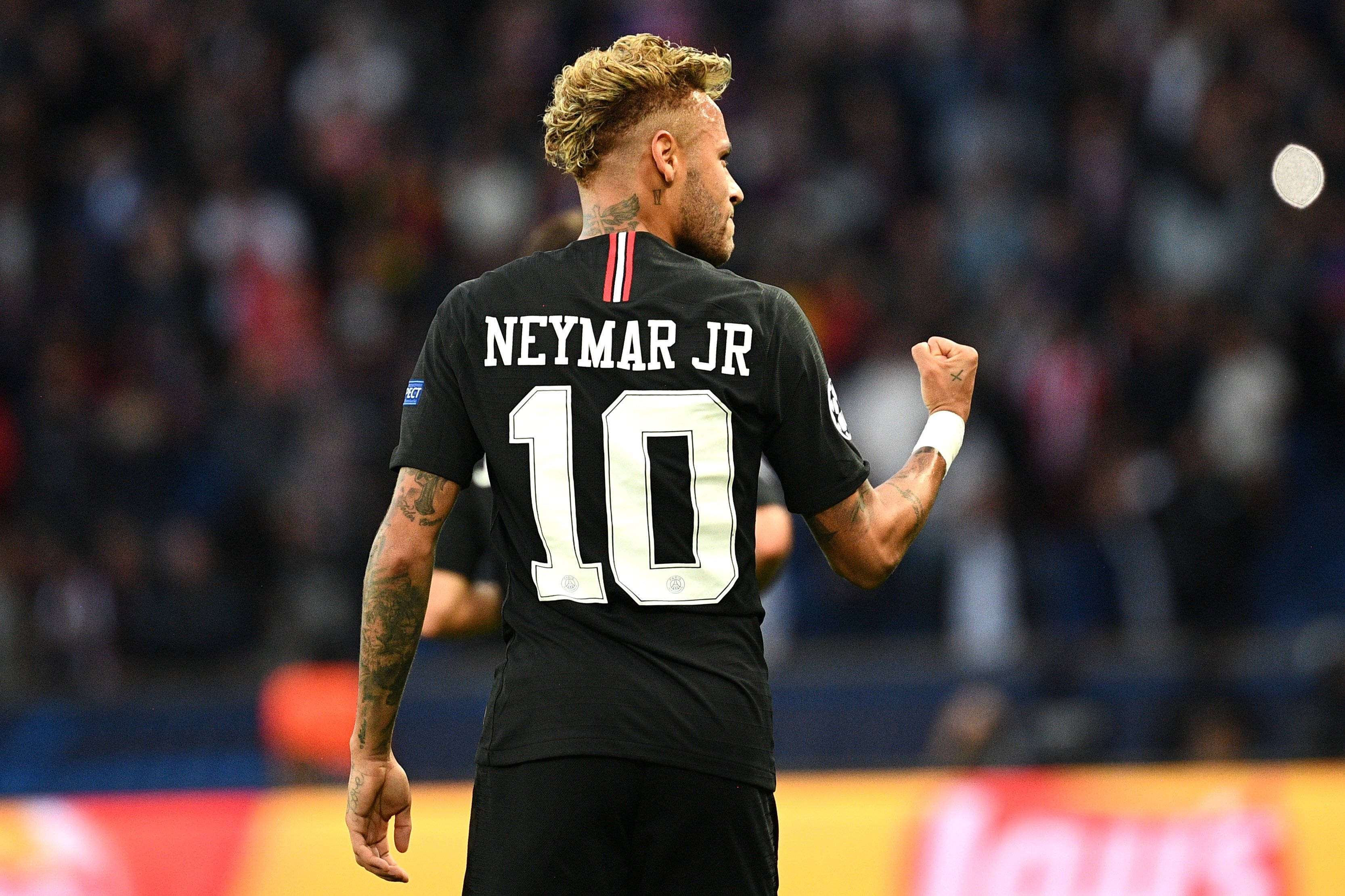 Neymar Jr cu pumnul strâns Fundal