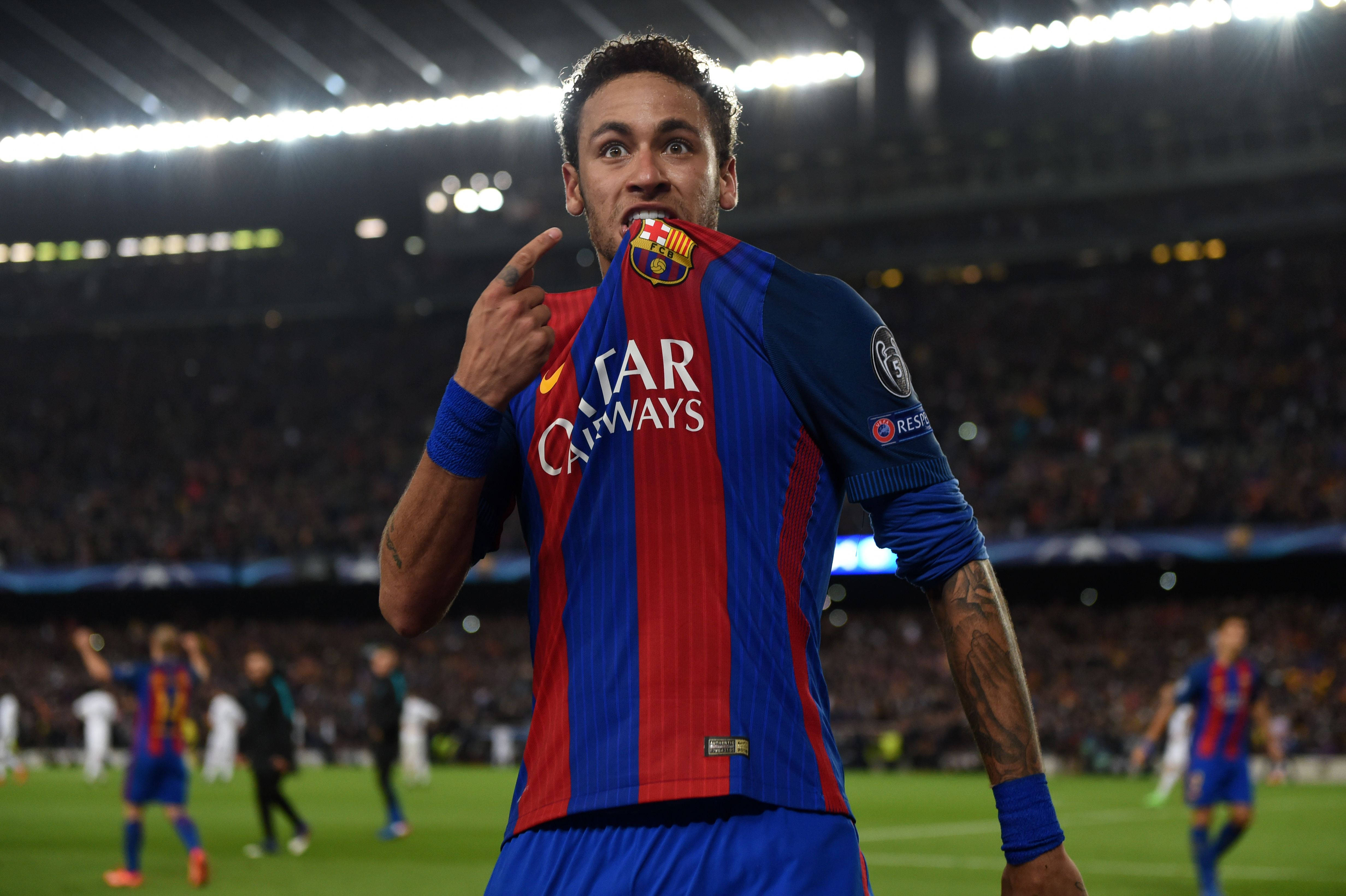 Neymar Jr. flexând tricoul cool Fundal