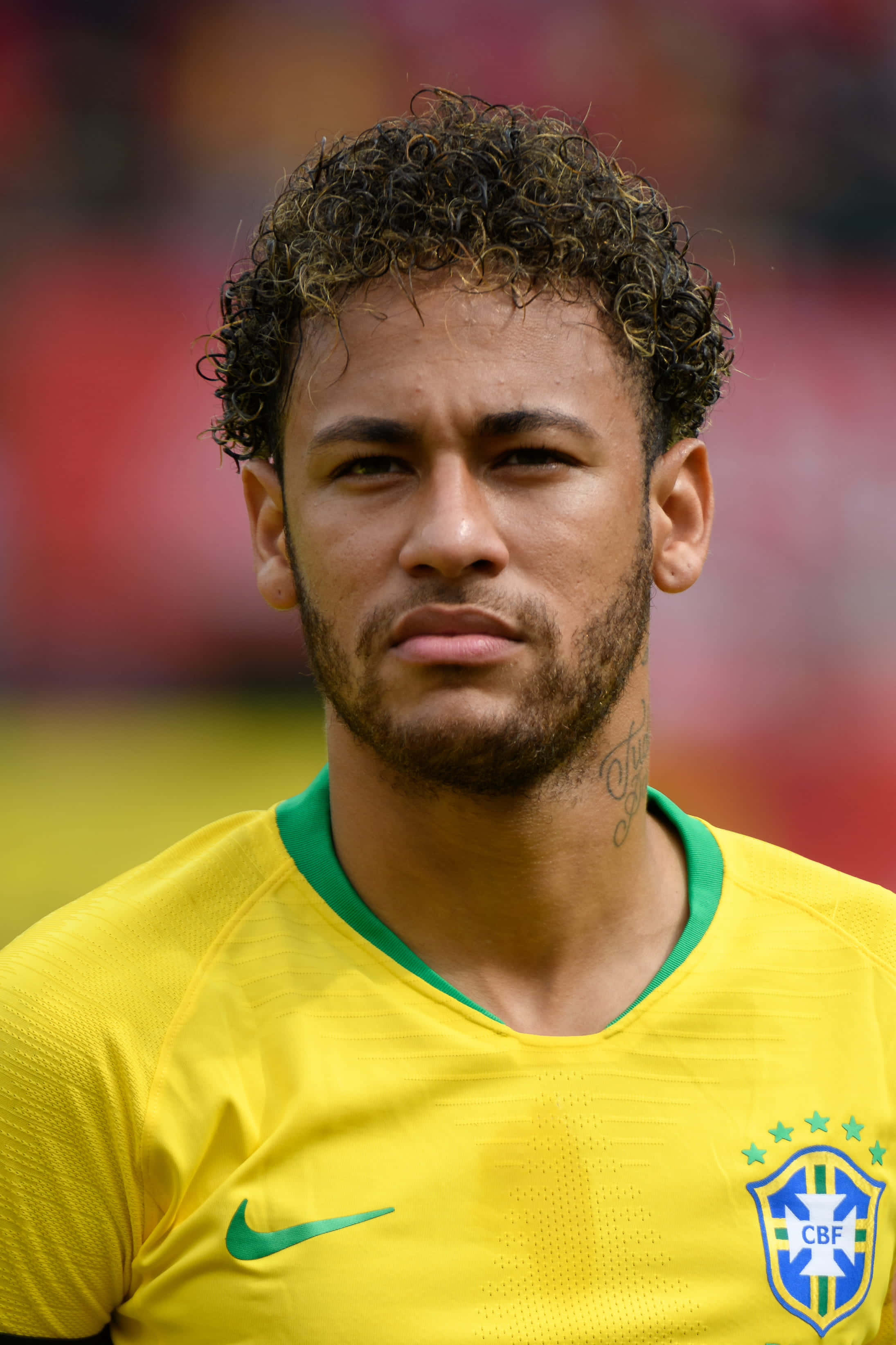 Neymar Jr în acțiune în timpul unui meci Fundal