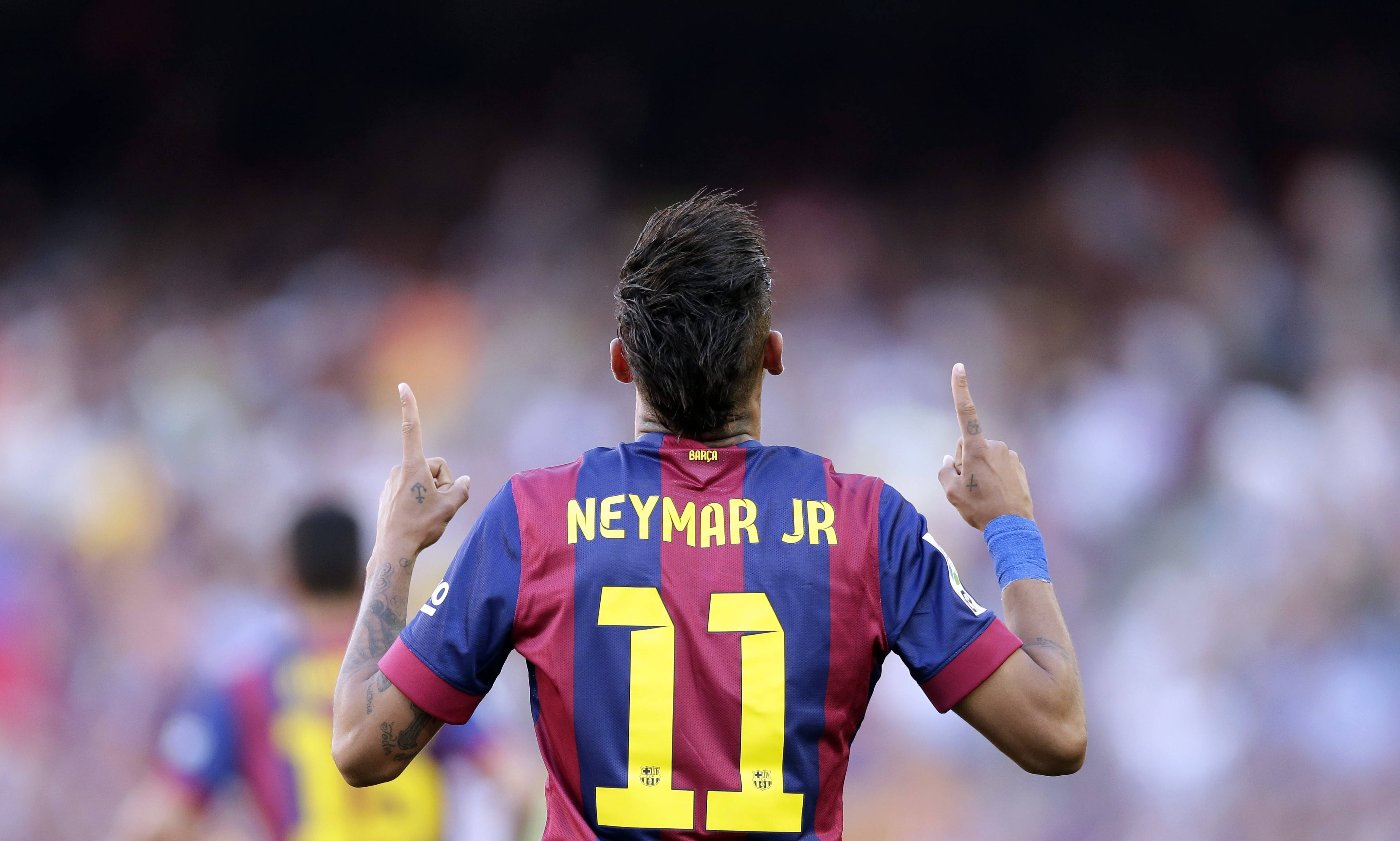 Neymar Jr. încrezător, purtând tricoul cu numărul 11 Fundal