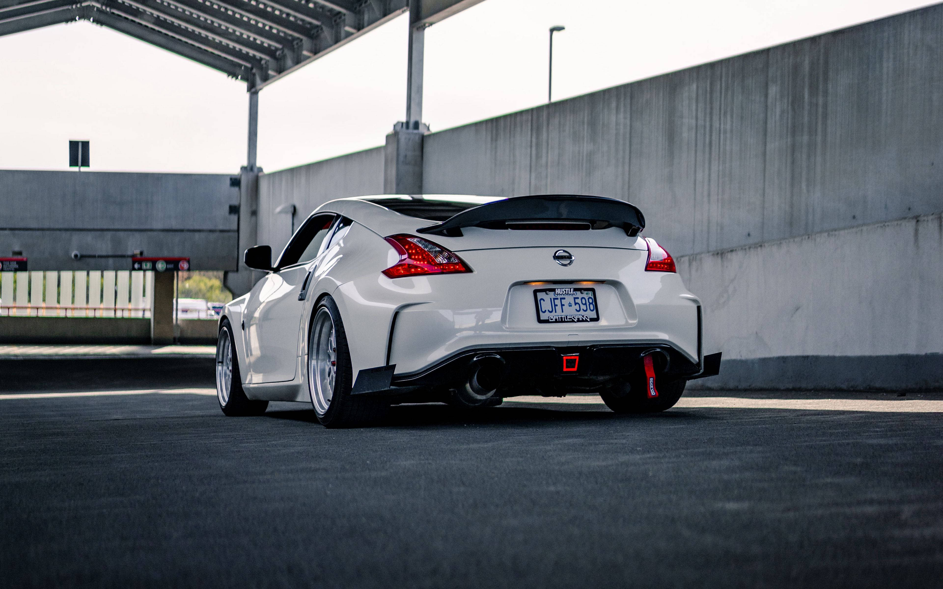 Nissan 370Z într-o parcare acoperită Fundal
