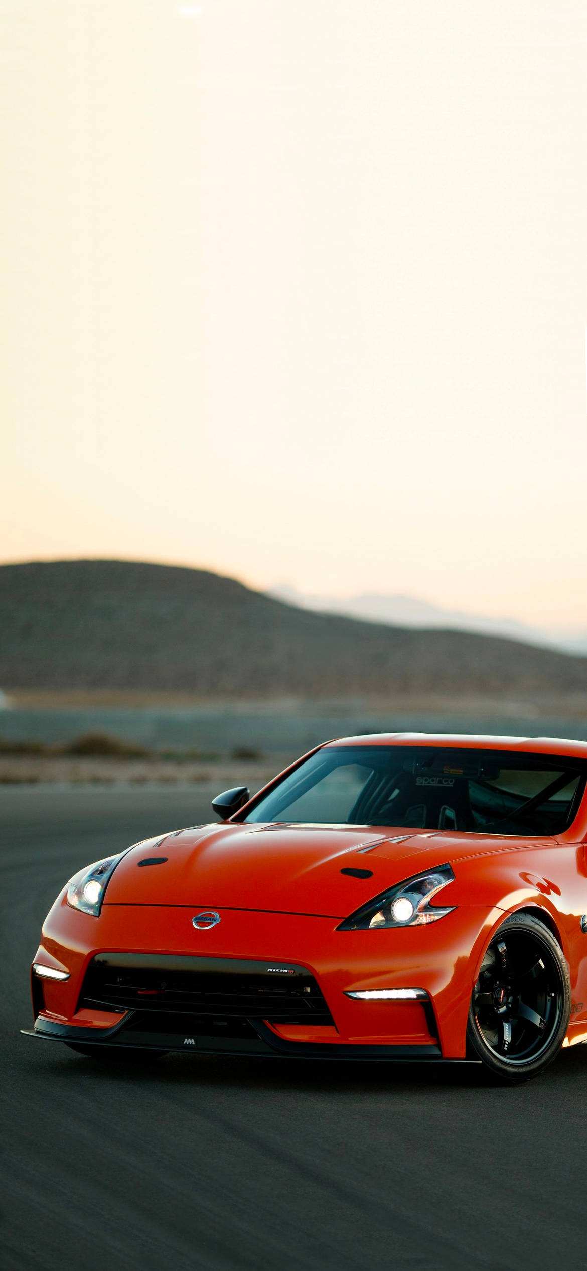 Nissan 370Z roșu cu un deal Fundal