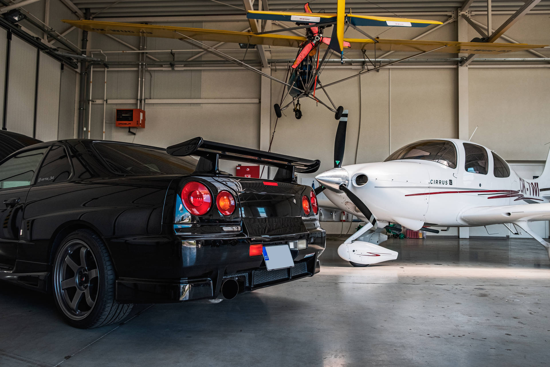 Nissan Skyline GTR R34 în Hangar — Negru Fundal
