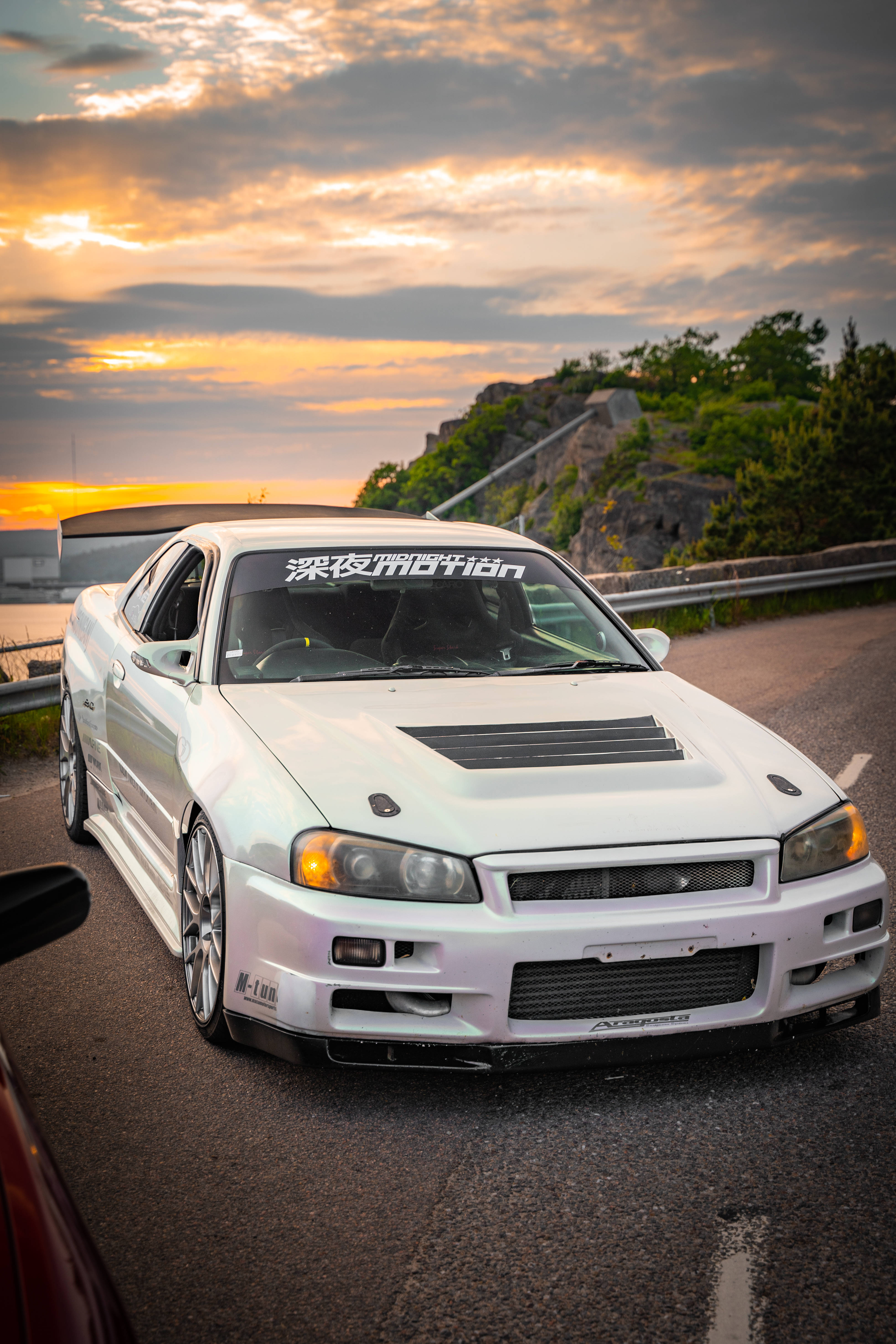 Nissan Skyline GTR R34 alb Fundal