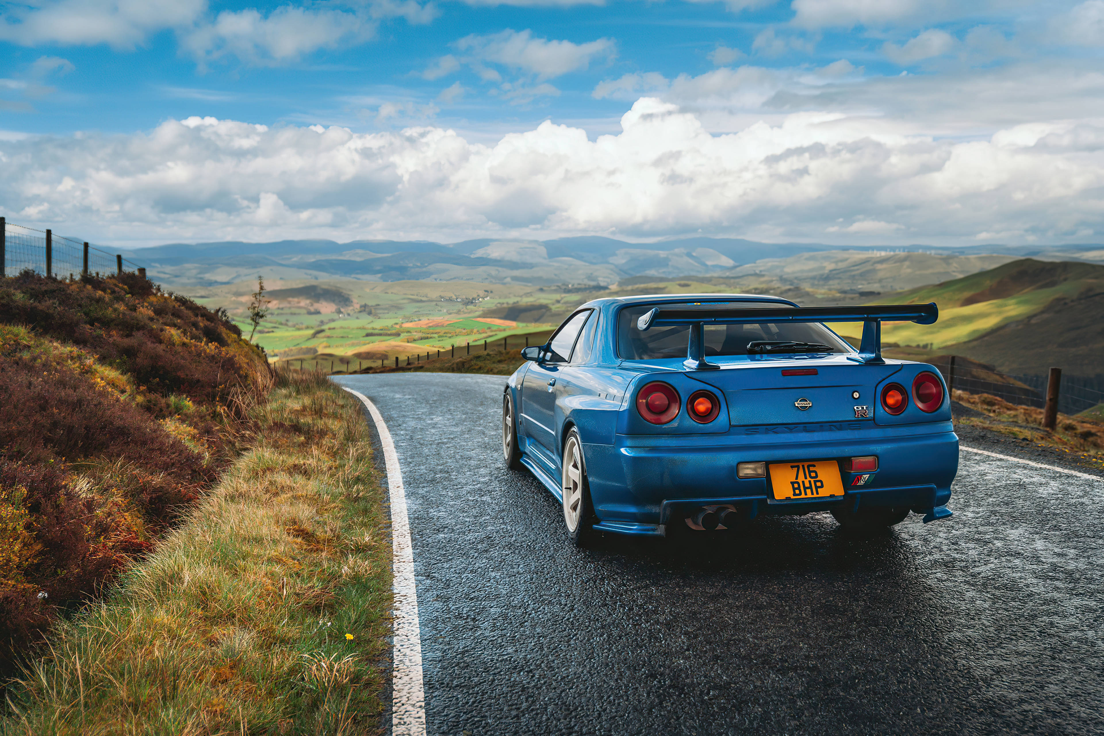Nissan Skyline GTR R34 Albastru pe Dealuri Fundal