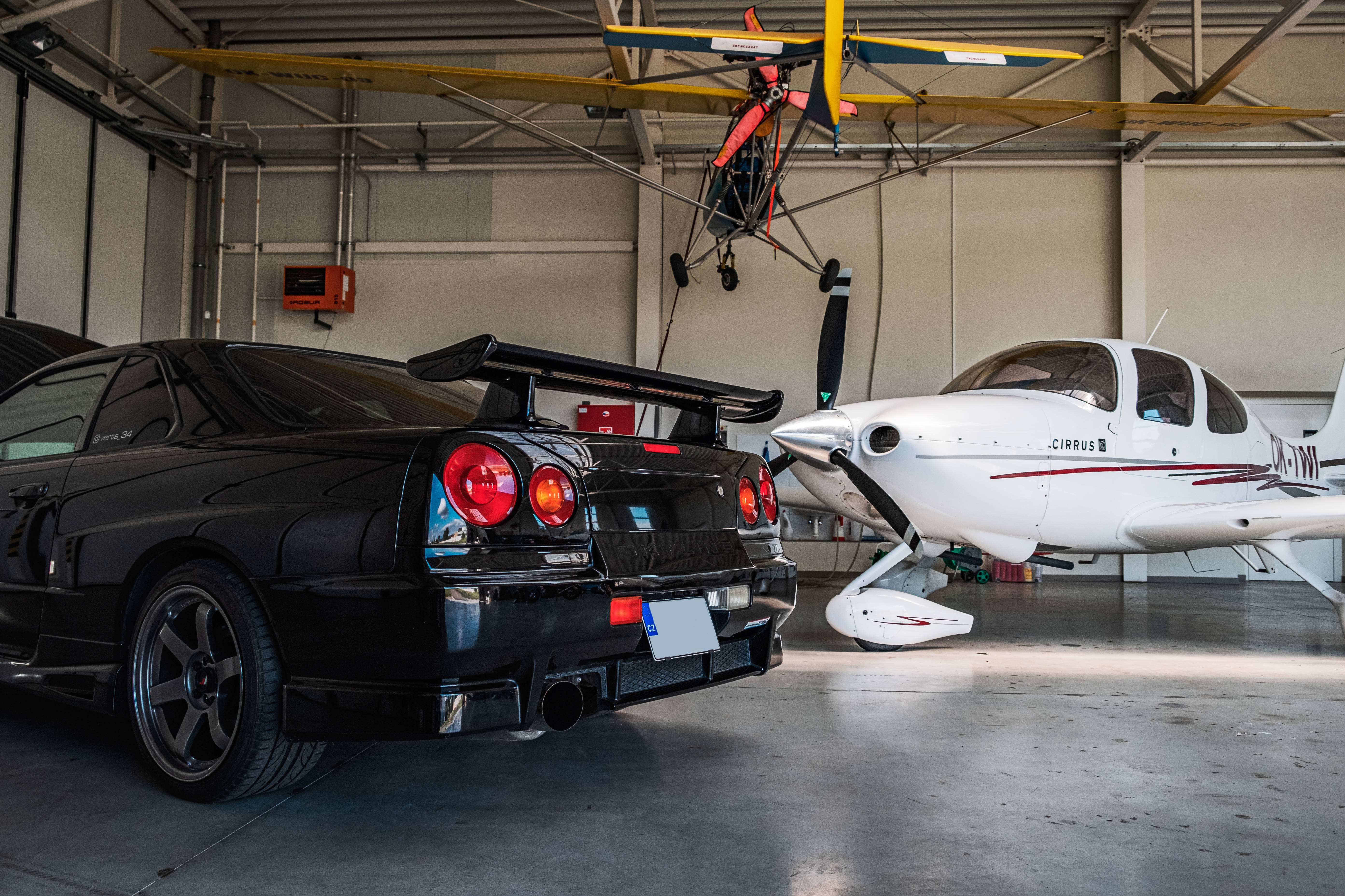 Nissan Skyline GTR R34 în Hangar Fundal