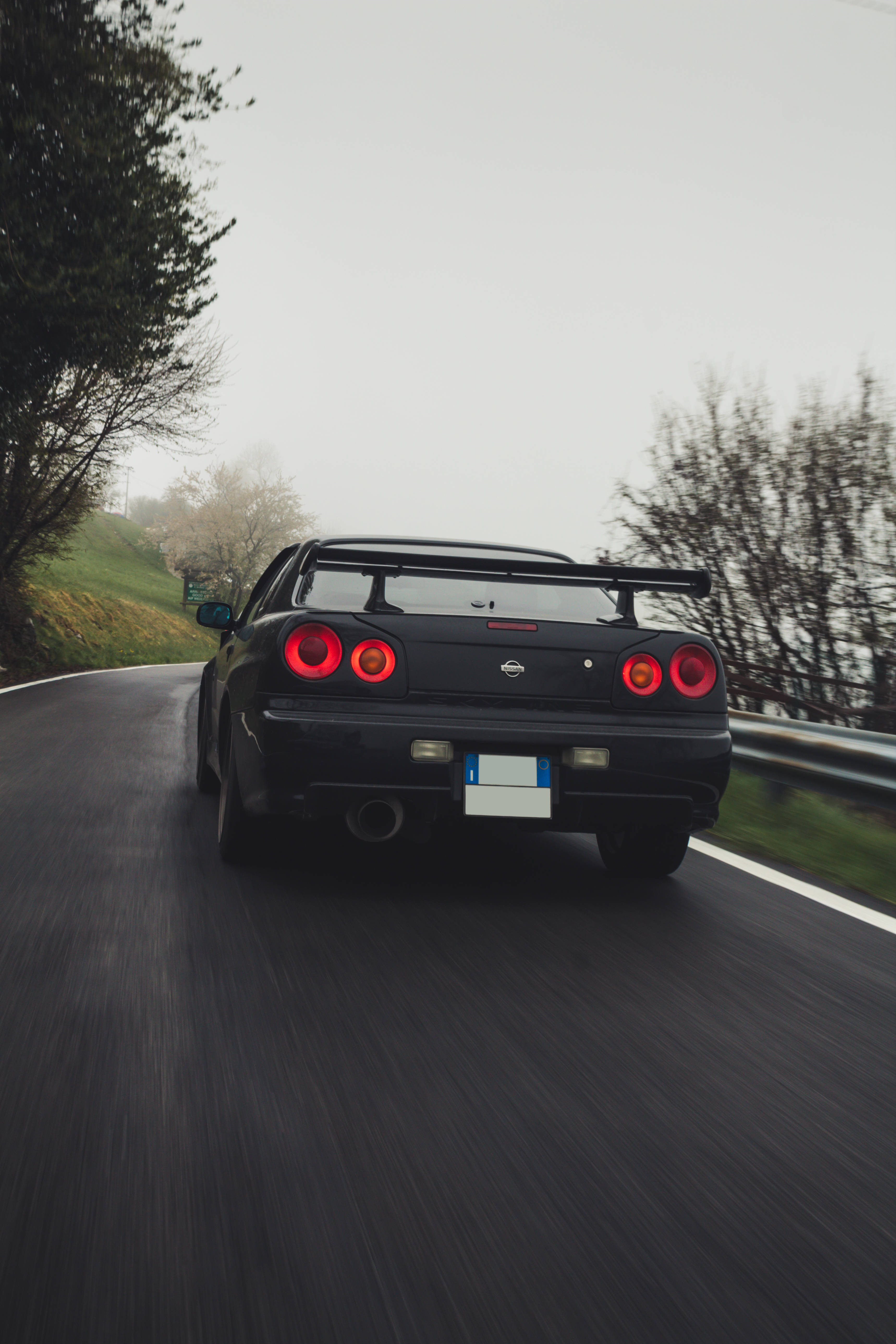 Nissan Skyline GTR R34 pe drum cețos Fundal