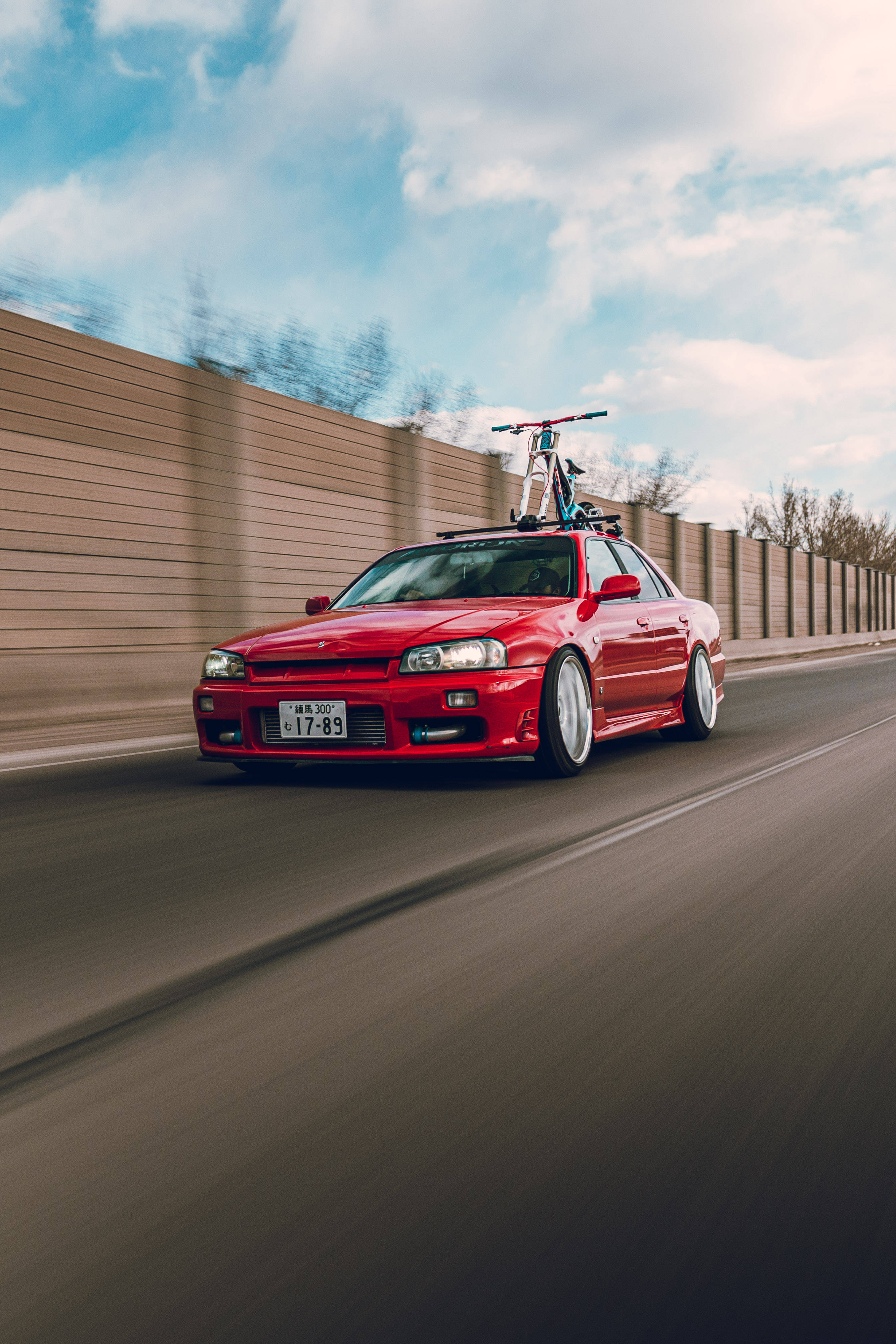 Nissan Skyline GTR R34 roșu elegant Fundal