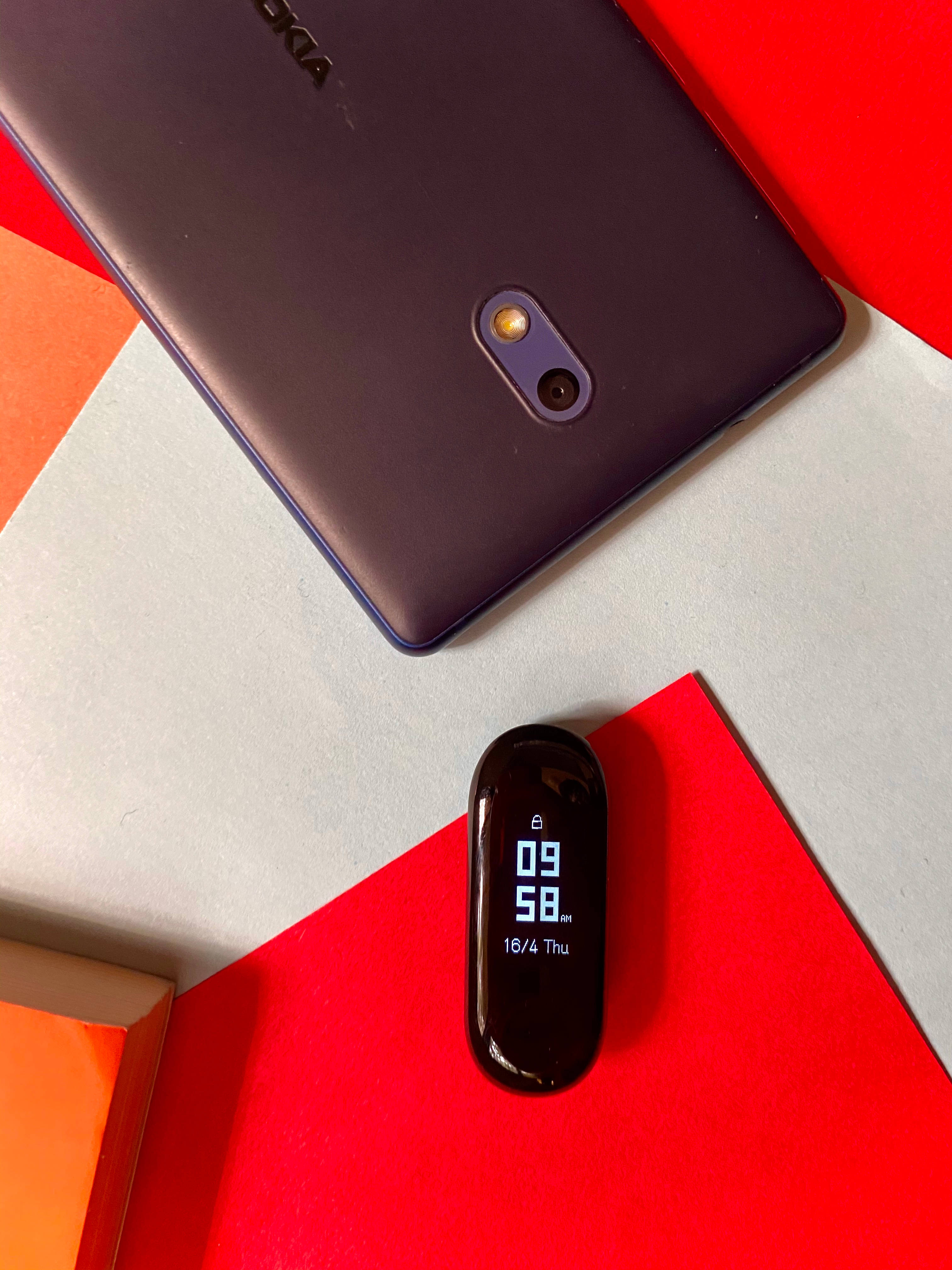 Nokia 3 și Xiaomi Band Fundal