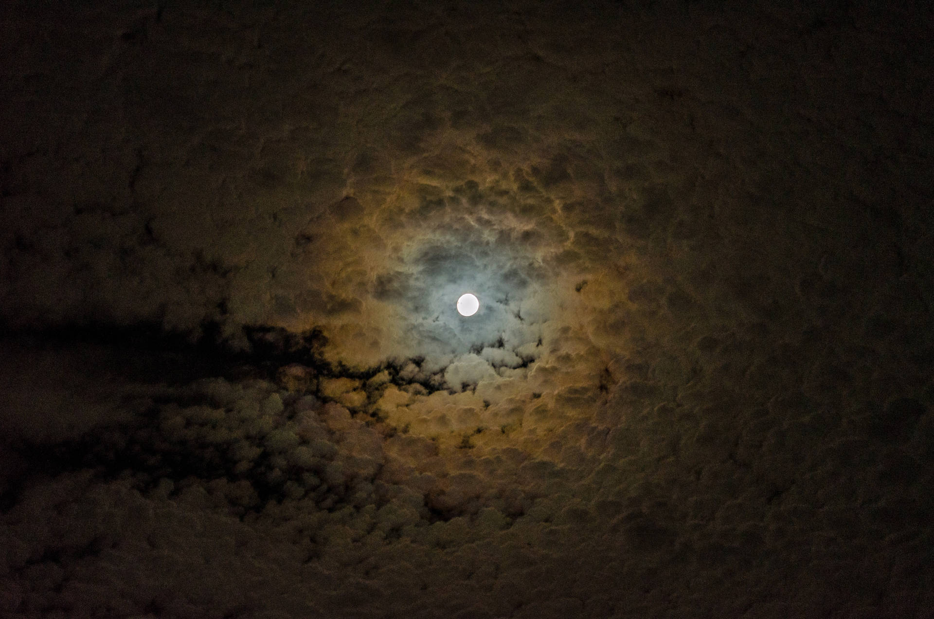 Lună strălucitoare înconjurată de nori. Vedere magică a naturii. Seară cu lună plină. — Luna Fundal