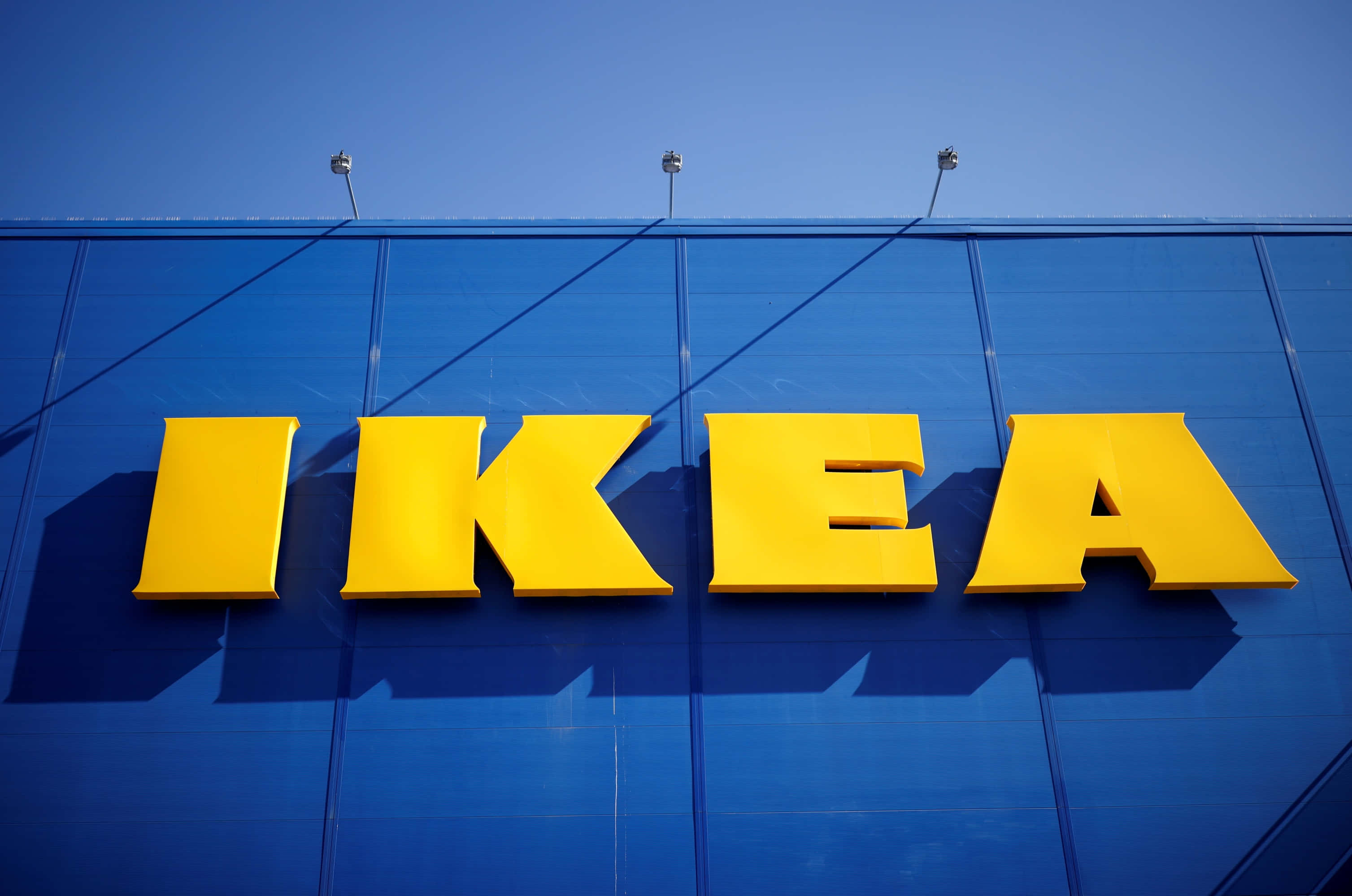 Noua logo Ikea este pe o clădire albastră Fundal