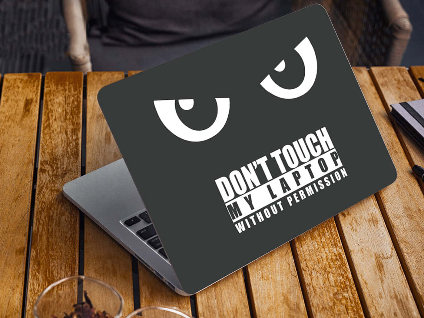 Nu-mi atinge laptopul cu ochi Fundal