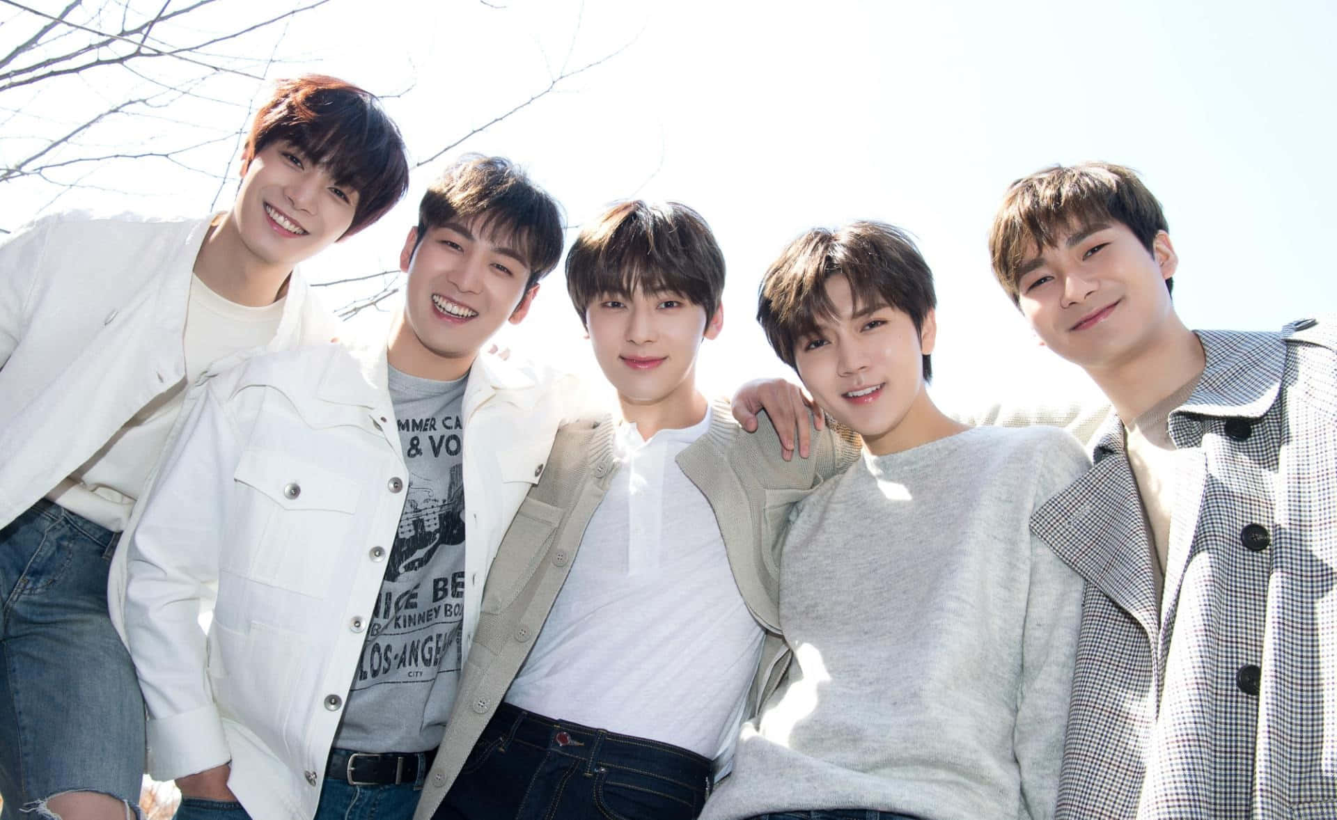 Nuest Kpop Trupa de Băieți în Aer Liber Fundal