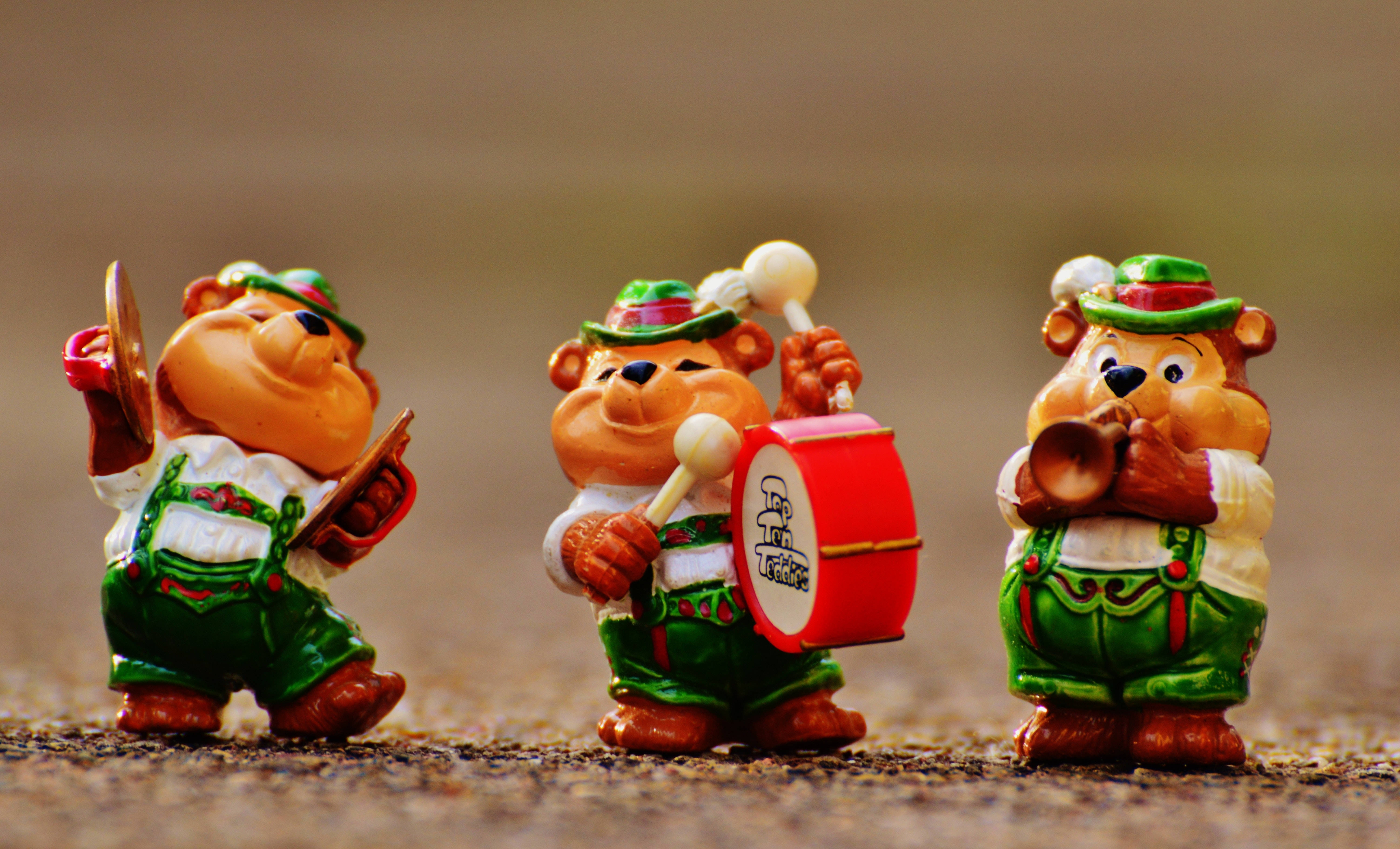 O adorabilă trupă de figurine cu ursuleți muzicieni Fundal