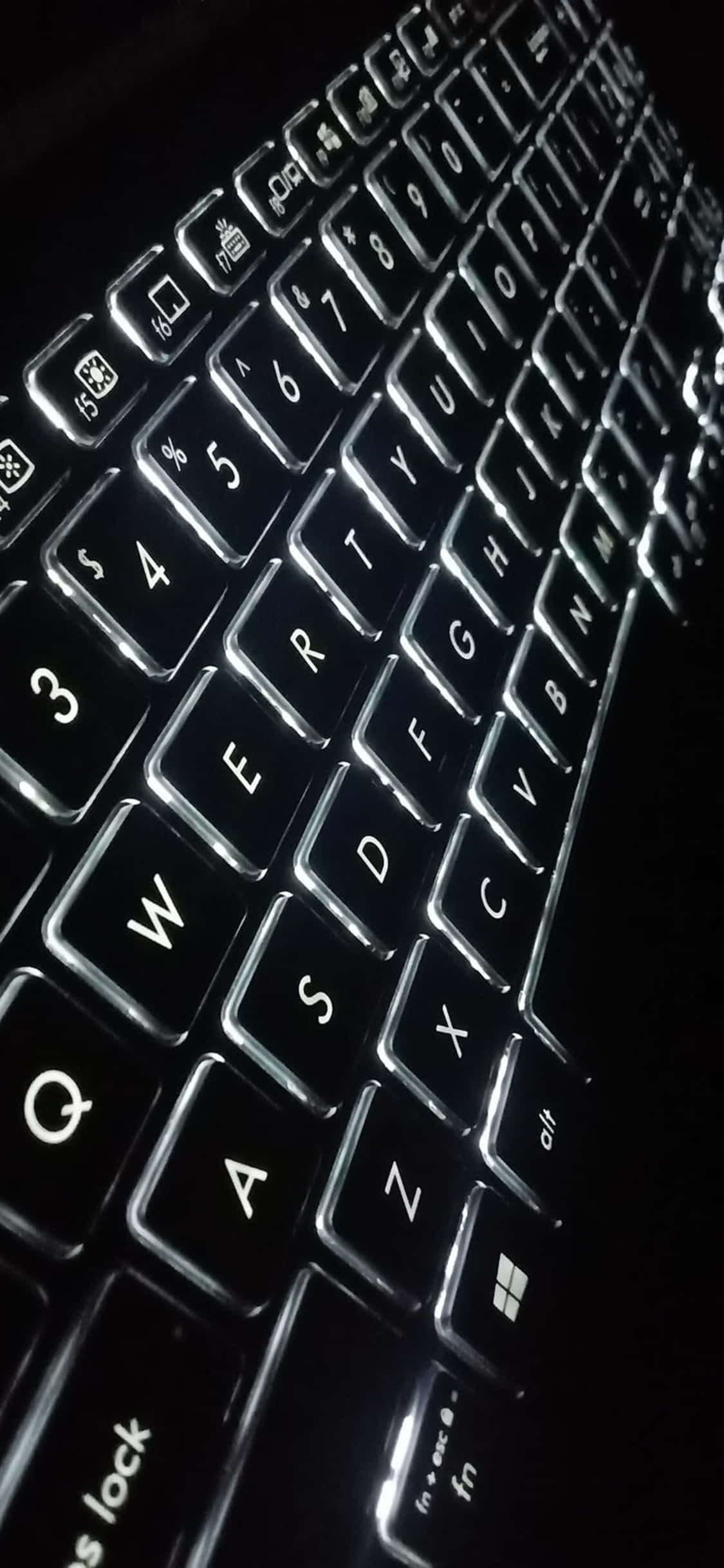 o apropiere de o tastatură în întuneric Fundal
