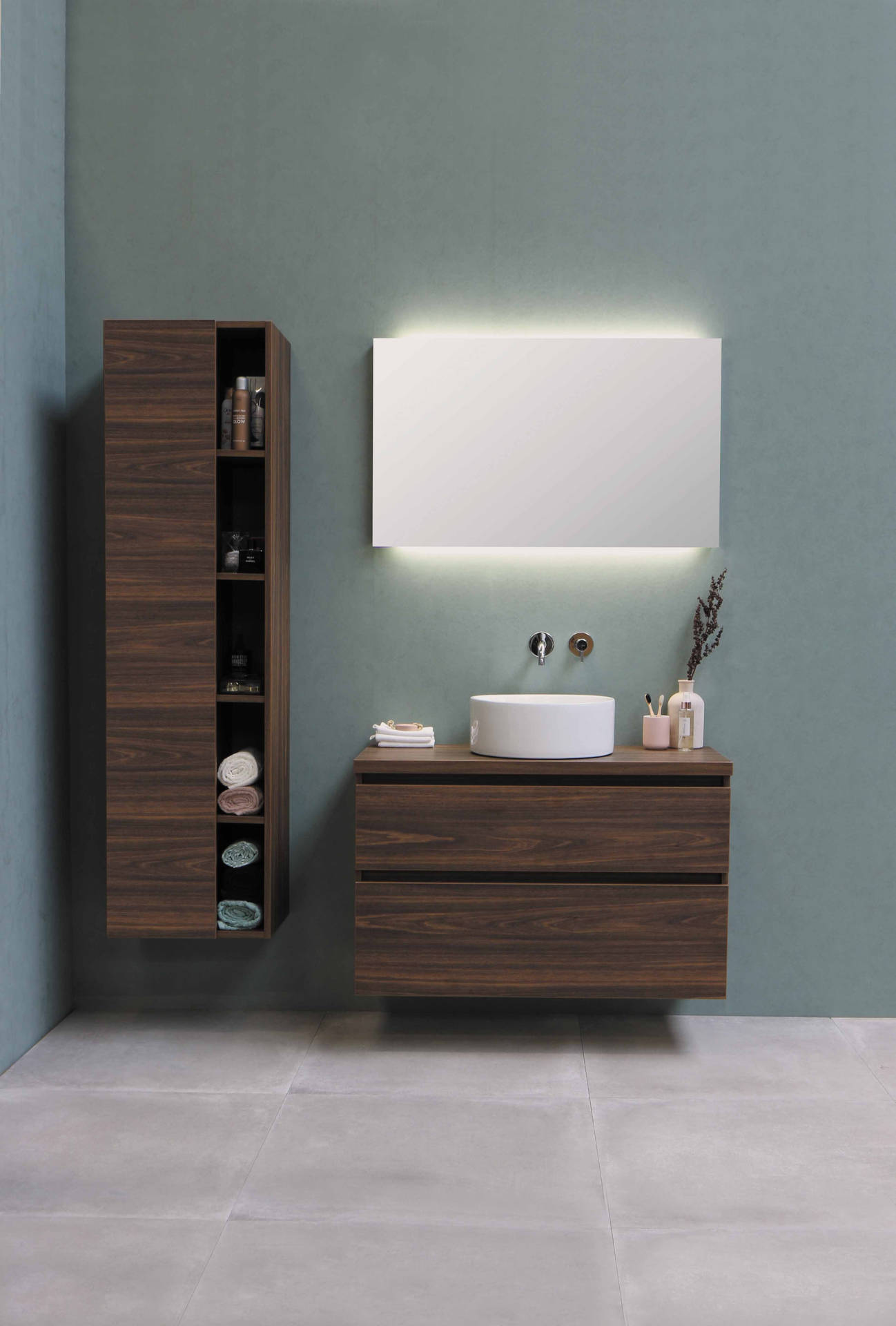 Un tapet estetic simplu cu o idee de design interior pentru baie cu dulapuri decorative din lemn maro. — Estetic Fundal