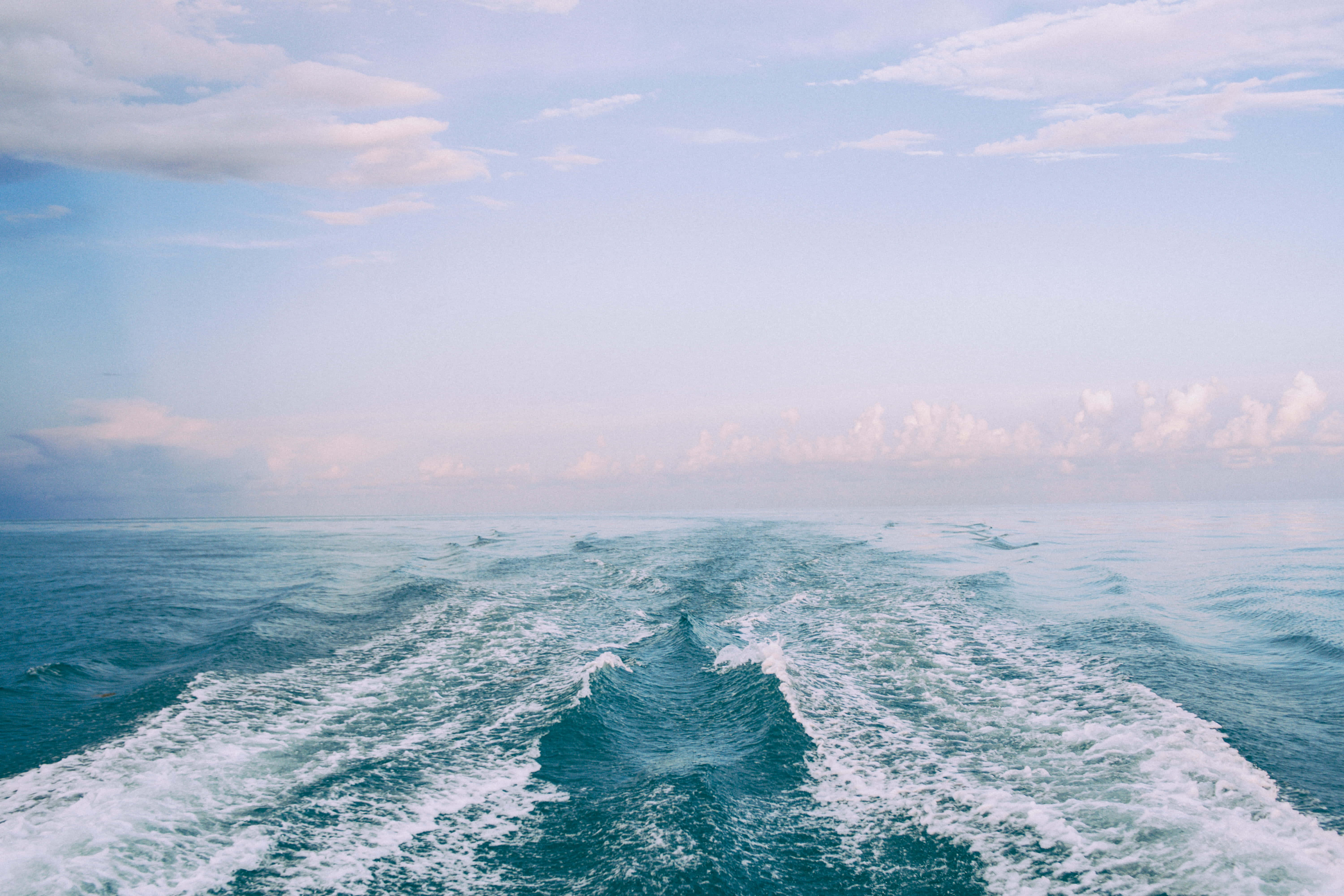 o barcă în ocean Fundal