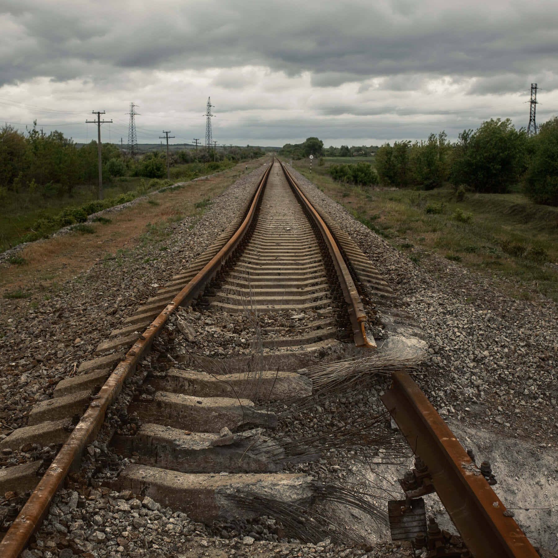 o cale de tren în mijlocul unui câmp Fundal