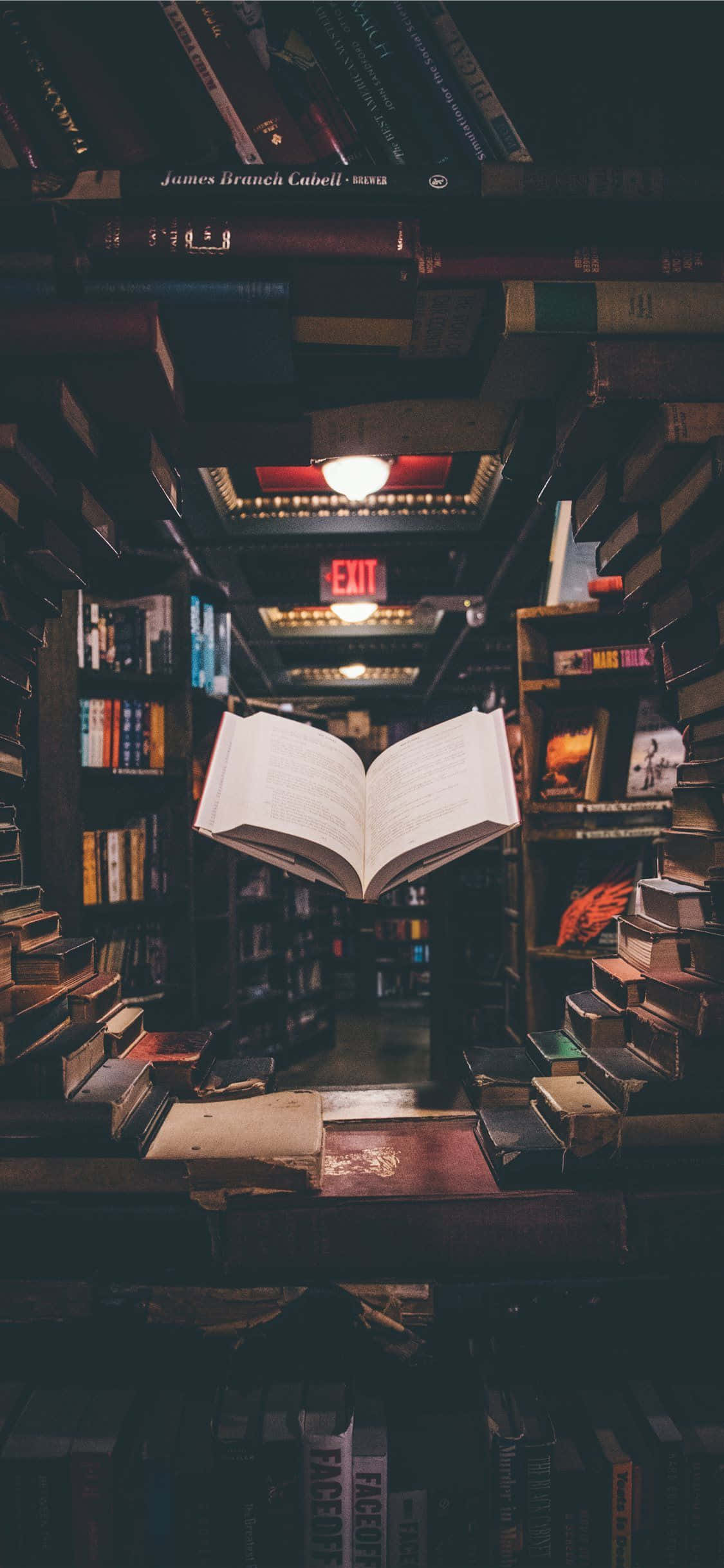 o carte deschisă pe un raft într-o librărie Fundal