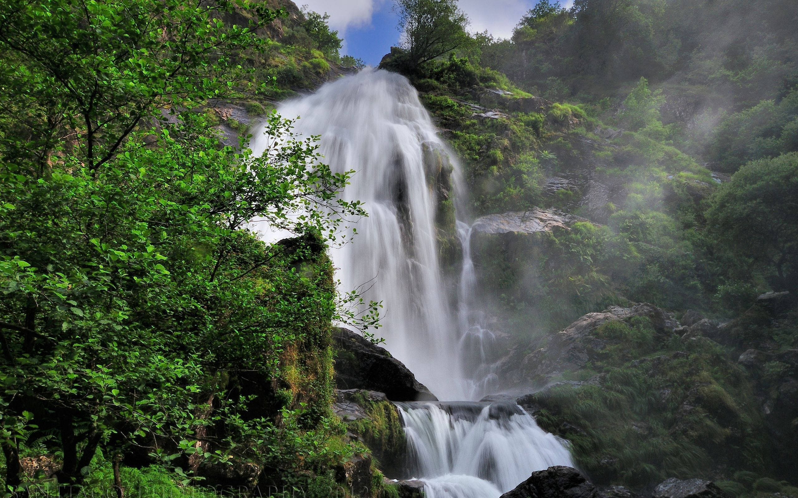 O cascadă montană maiestuoasă. Fundal
