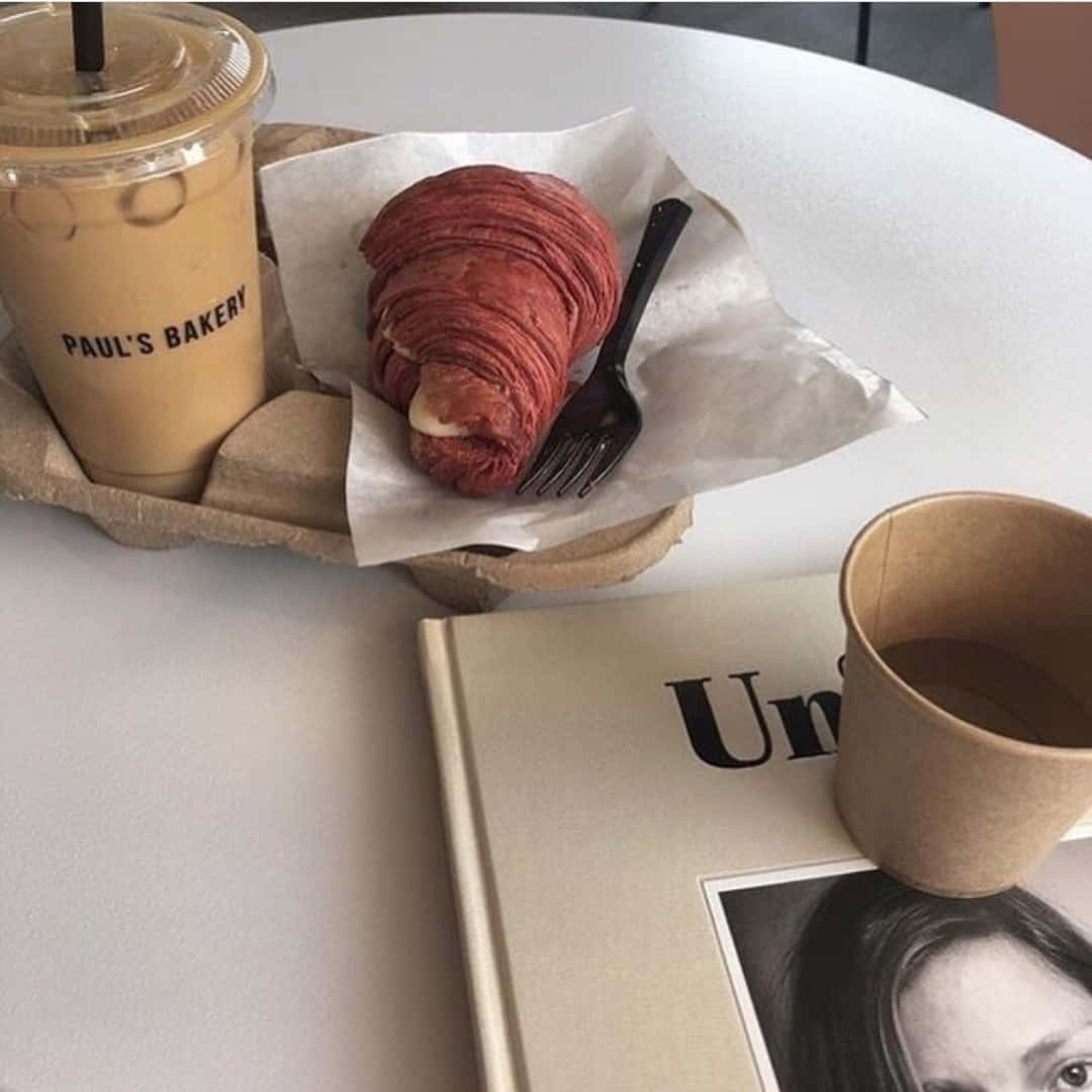 o ceașcă de cafea pe o masă Fundal