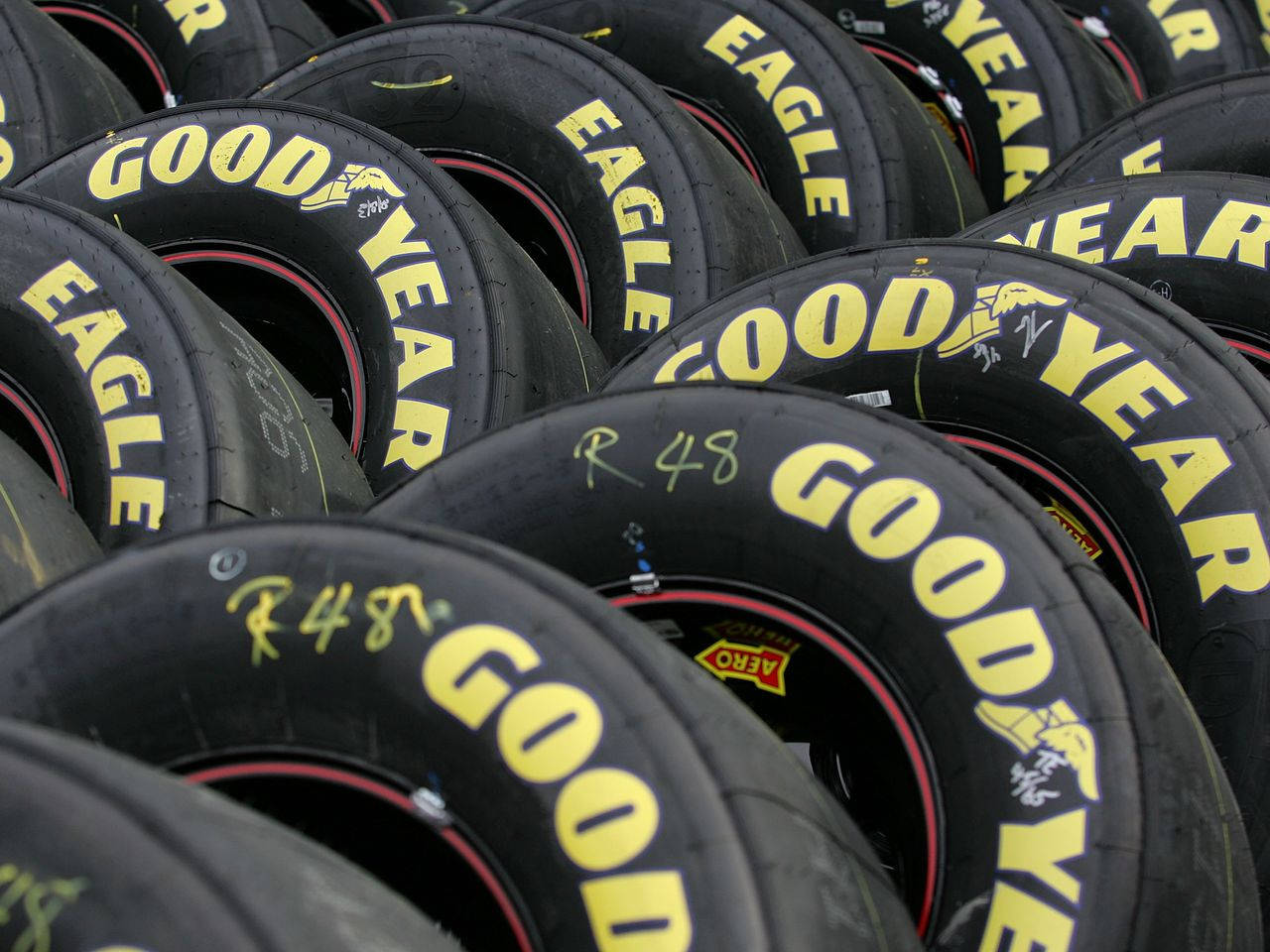 O colecție de anvelope negre Goodyear Fundal